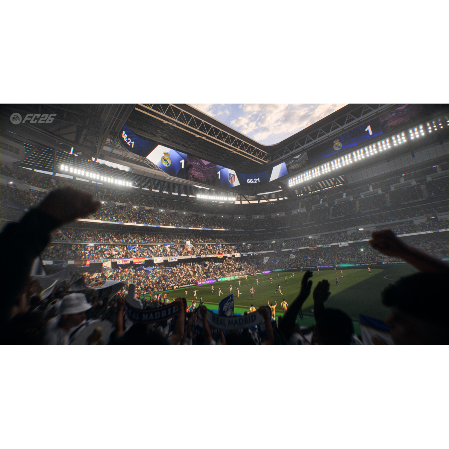 Een voetbalstadion vol fans. Spelers op het veld, scoreborden tonen de score. Fans zwaaien met vlaggen.