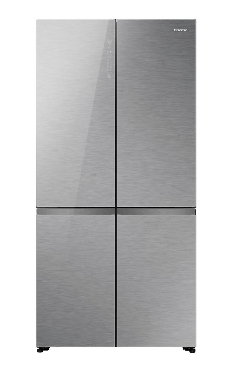 Ein silberner Hisense-Kühlschrank mit vier Türen. Die oberen Türen sind höher als die unteren. Die Oberfläche hat eine gebürstete Metallstruktur.