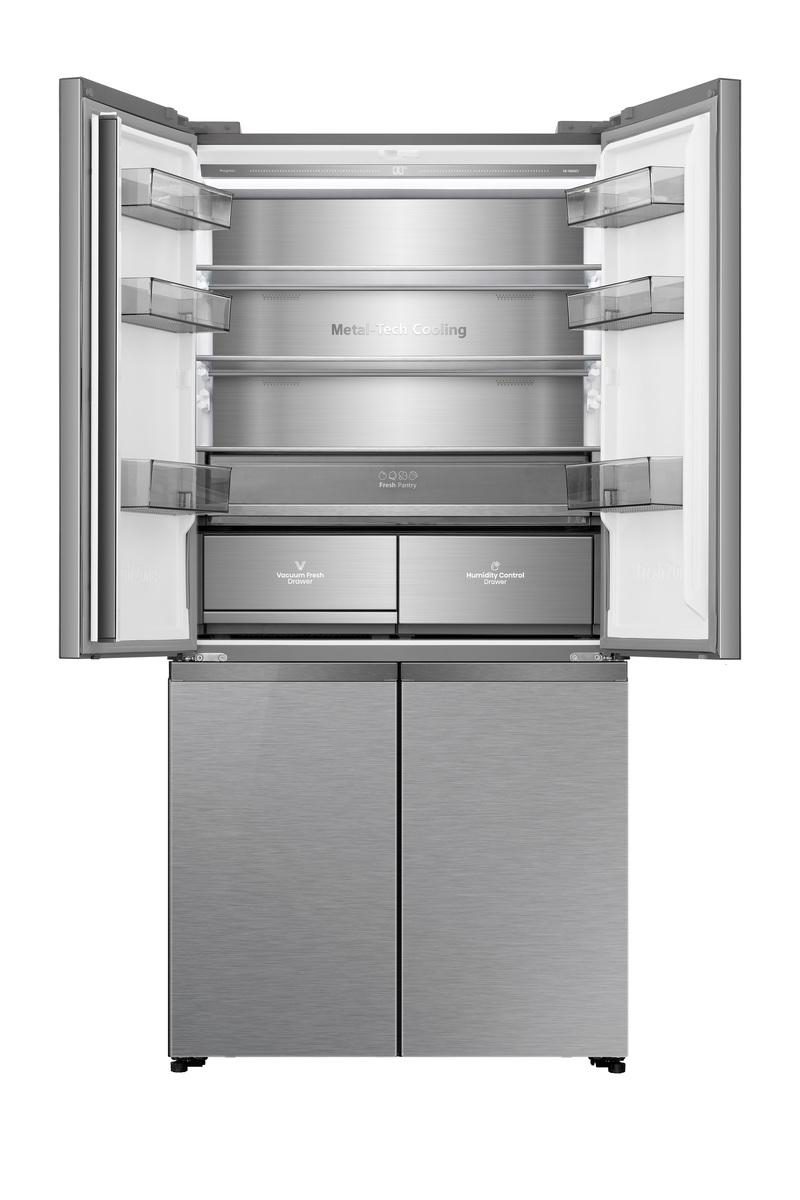 Ein Kühlschrank aus Edelstahl mit geöffneten Türen. Innenregale und Schubladen sind sichtbar. Die Türen sind offen.