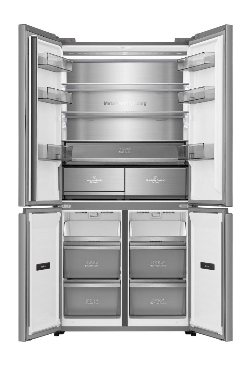 Ein Edelstahlkühlschrank mit geöffneten Türen. Er hat mehrere Regale, Schubladen und Beschriftungen.