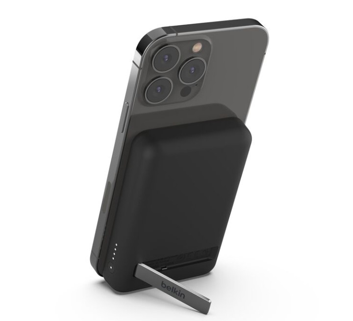 Siyah bir iPhone, siyah bir Belkin şarj cihazı tarafından destekleniyor. Telefonun kamera çıkıntısı ve şarj cihazının bir standı var.