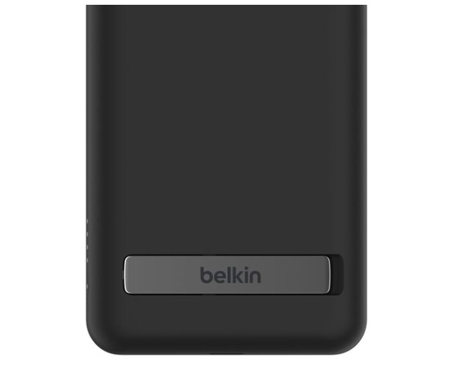 Yuvarlatılmış kenarlara sahip siyah dikdörtgen bir cihaz. Alt kısımda "belkin" logosu bulunan dikdörtgen gri bir plaka var.