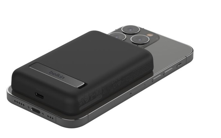 Siyah bir Belkin taşınabilir şarj cihazı, gri bir iPhone'un üzerinde duruyor. Şarj cihazı dikdörtgen şeklindedir. Telefonun üç kamera merceği var.