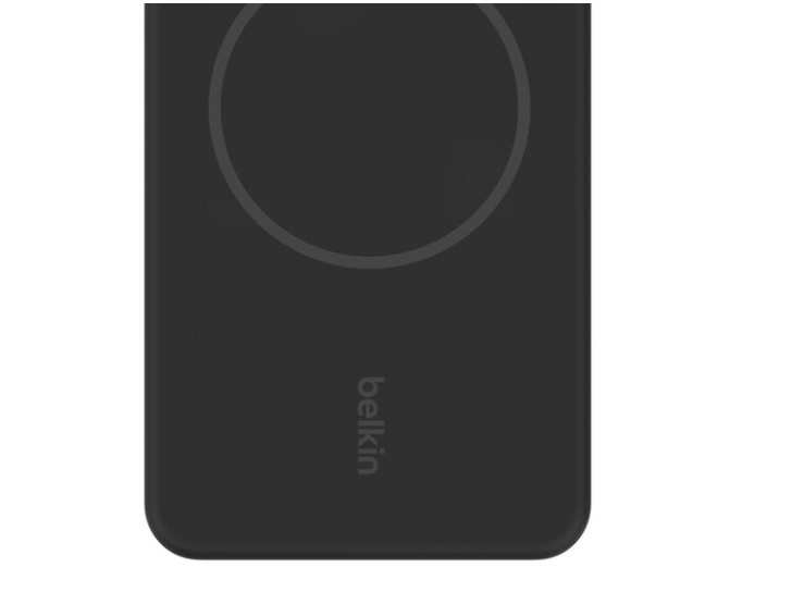 Siyah bir Belkin telefon kılıfı. Üst kısımda daha açık bir daire detayı var. Belkin dikey olarak basılmıştır.
