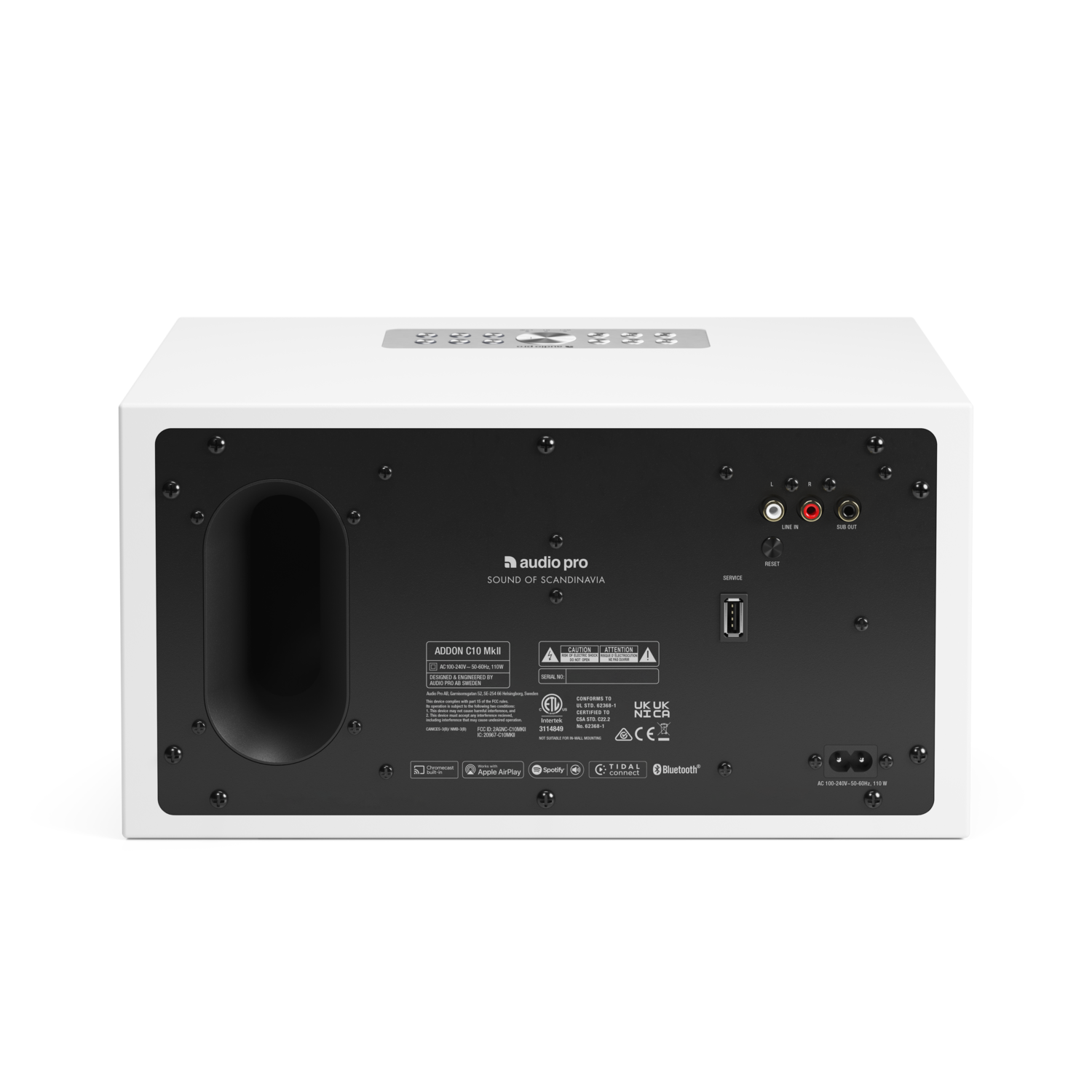 Achterkant van een witte Audio Pro-luidspreker. Met poorten, een subwooferpoort en labels met technische specificaties.