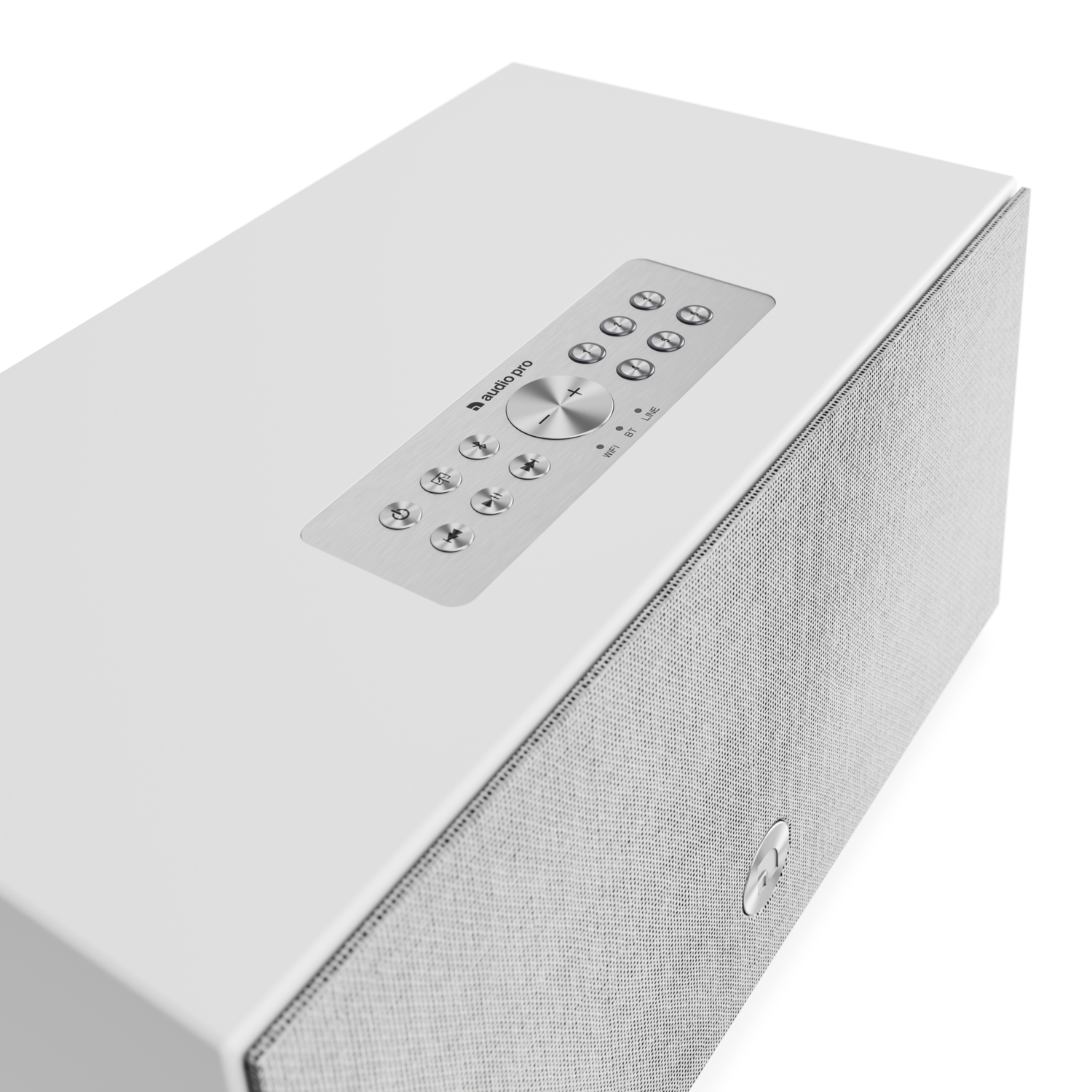 Een witte luidspreker met bedieningselementen aan de bovenkant. De luidspreker heeft een grijze mesh-zijkant. De bovenkant heeft een metalen bedieningspaneel en het Audio Pro-logo.