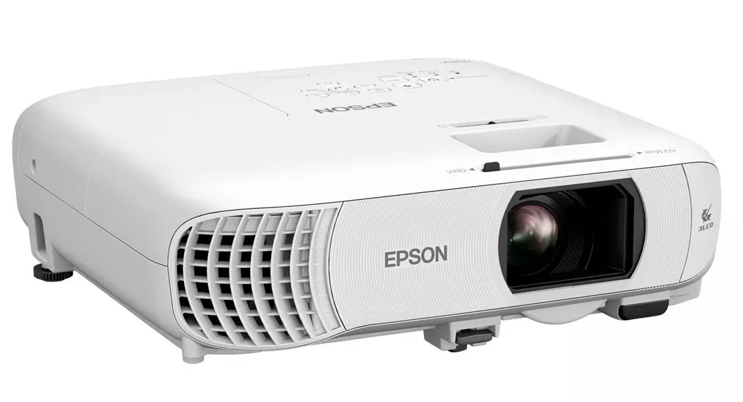 Biały projektor Epson. Przód ma obiektyw, kratkę wentylacyjną i logo Epson. Na górze znajdują się przyciski. Jest na białym tle.