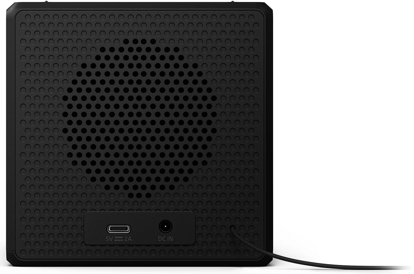 Egy fekete hangszóró perforált előlappal. Van rajta egy USB-port és egy DC IN port. Egy fekete kábel jön ki alulról.