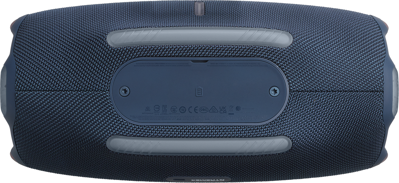 Egy sötétkék JBL Xtreme 4 hangszóró. Szürke díszítések és texturált felület jellemzi. A szabályozási információk az alján láthatók.