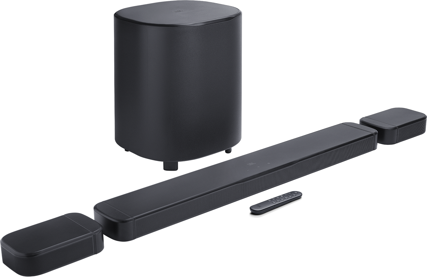 Egy fekete soundbar rendszer mélynyomóval, két szatellit hangszóróval és távirányítóval fekete háttéren.