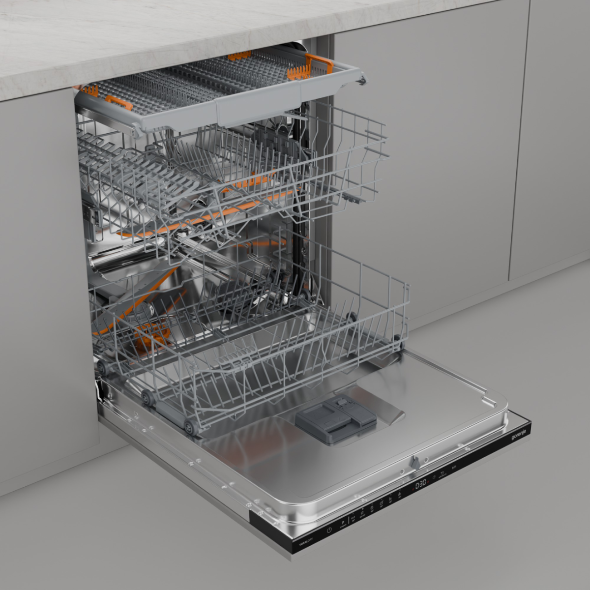 Otwarta zmywarka z trzema koszami. Szare metalowe kosze z pomarańczowymi akcentami. Drzwi są otwarte.