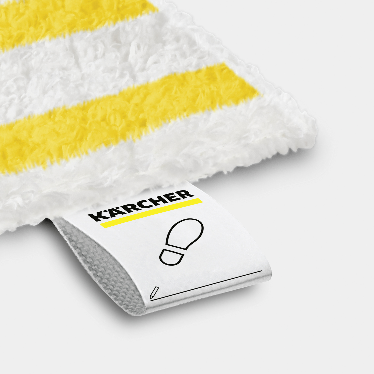 Witte reinigingspad met gele strepen en een label. Het label zegt 'KARCHER' en heeft een voetafdruksymbool.