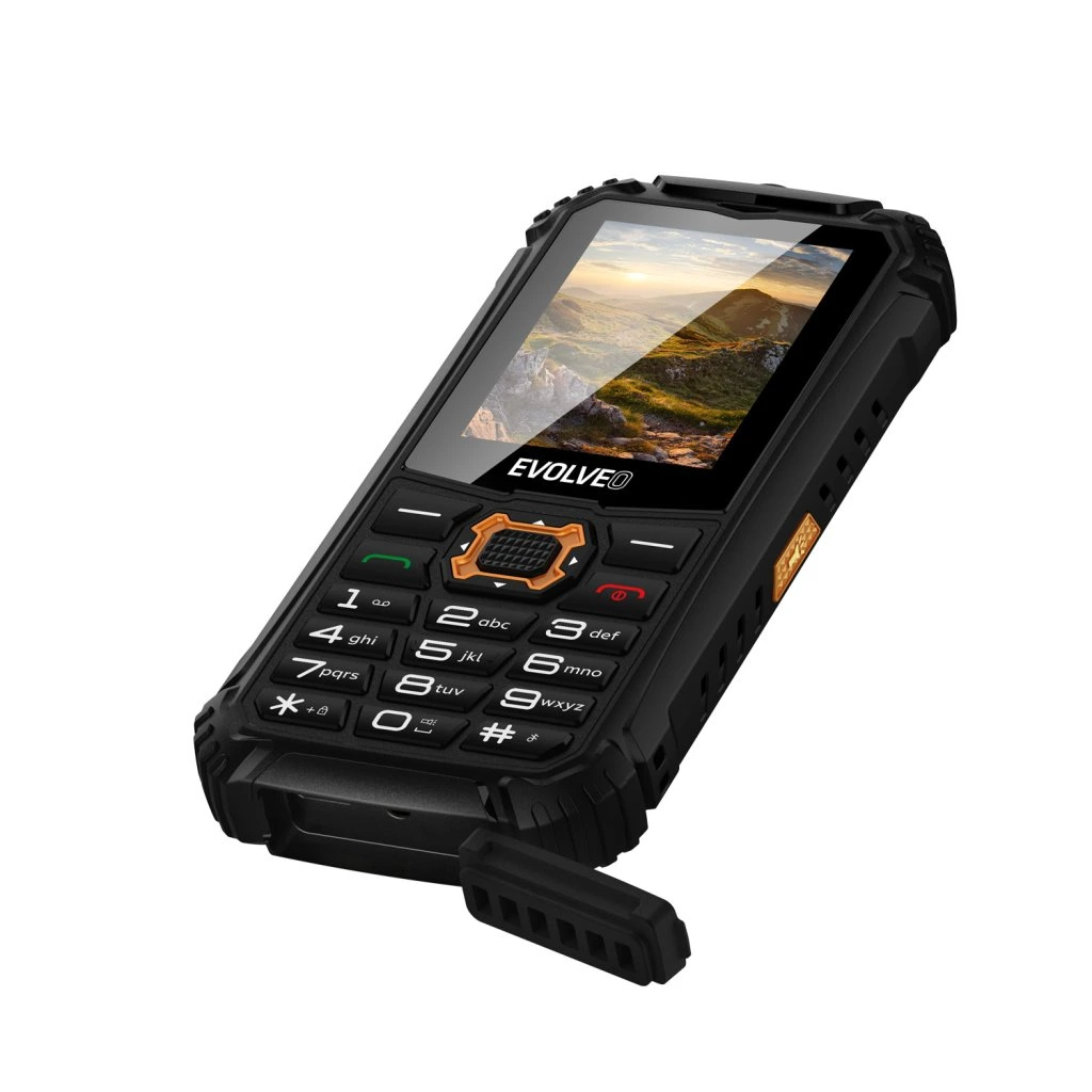 Fekete, robusztus telefon gombokkal. A képernyő hegyvidéki tájat mutat. A telefon narancssárga és fekete színű.