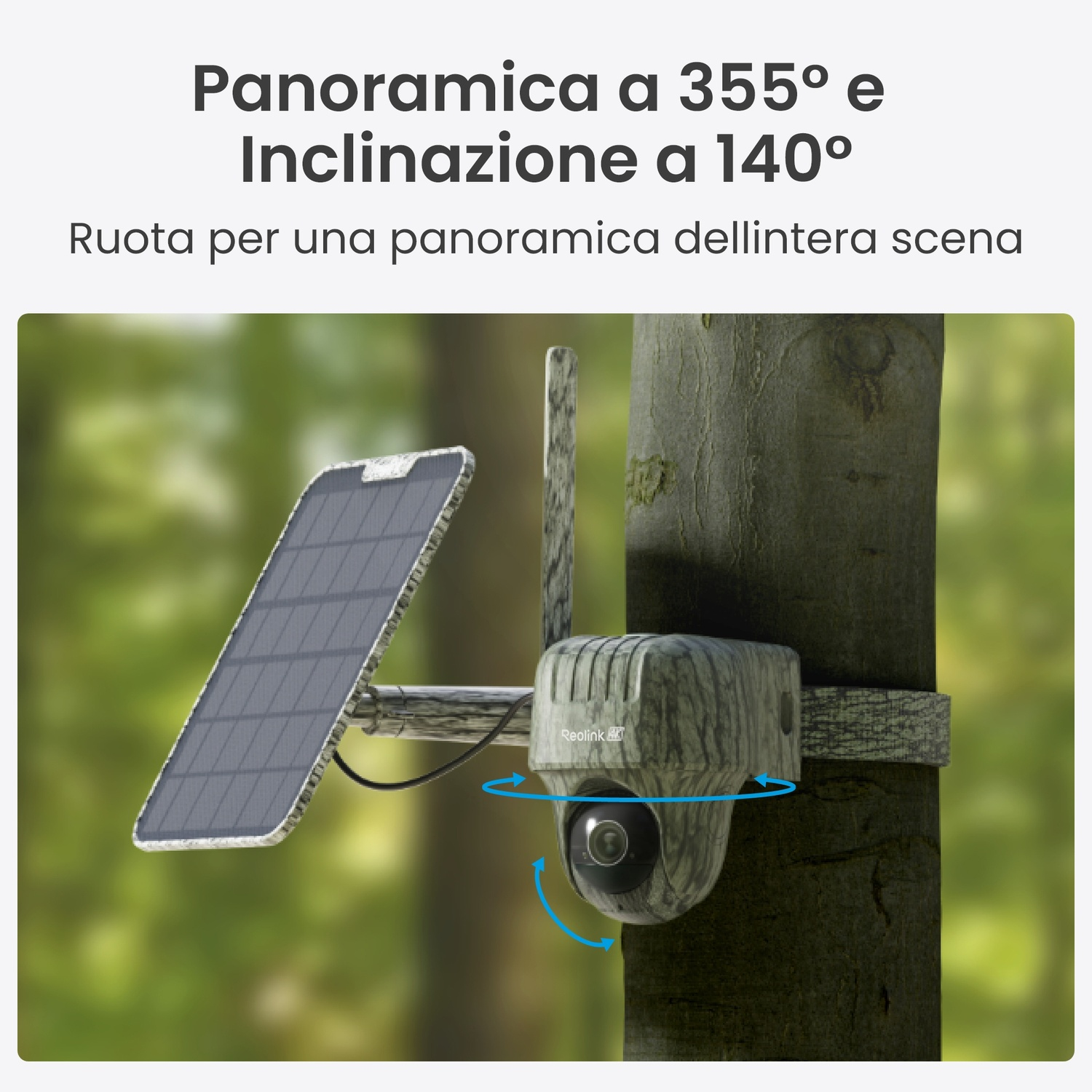Una telecamera di sicurezza con pannello solare è montata su un albero, con vista a 360°. Lo sfondo è un fogliame verde sfocato.