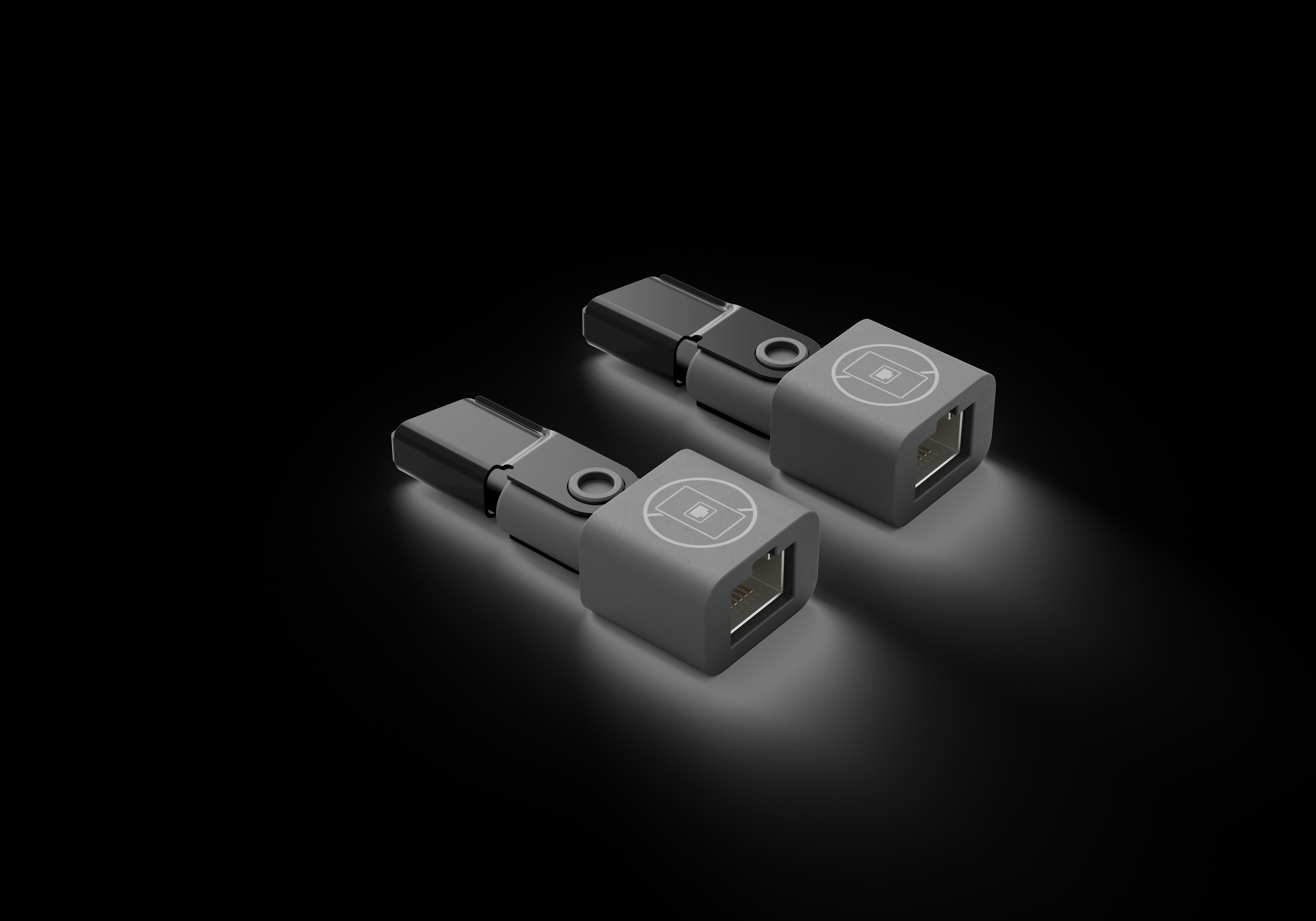 Zwei graue Netzwerkadapter auf schwarzem Untergrund. Jeder hat ein quadratisches Ende mit Anschluss und Logo. Dunkler Hintergrund.