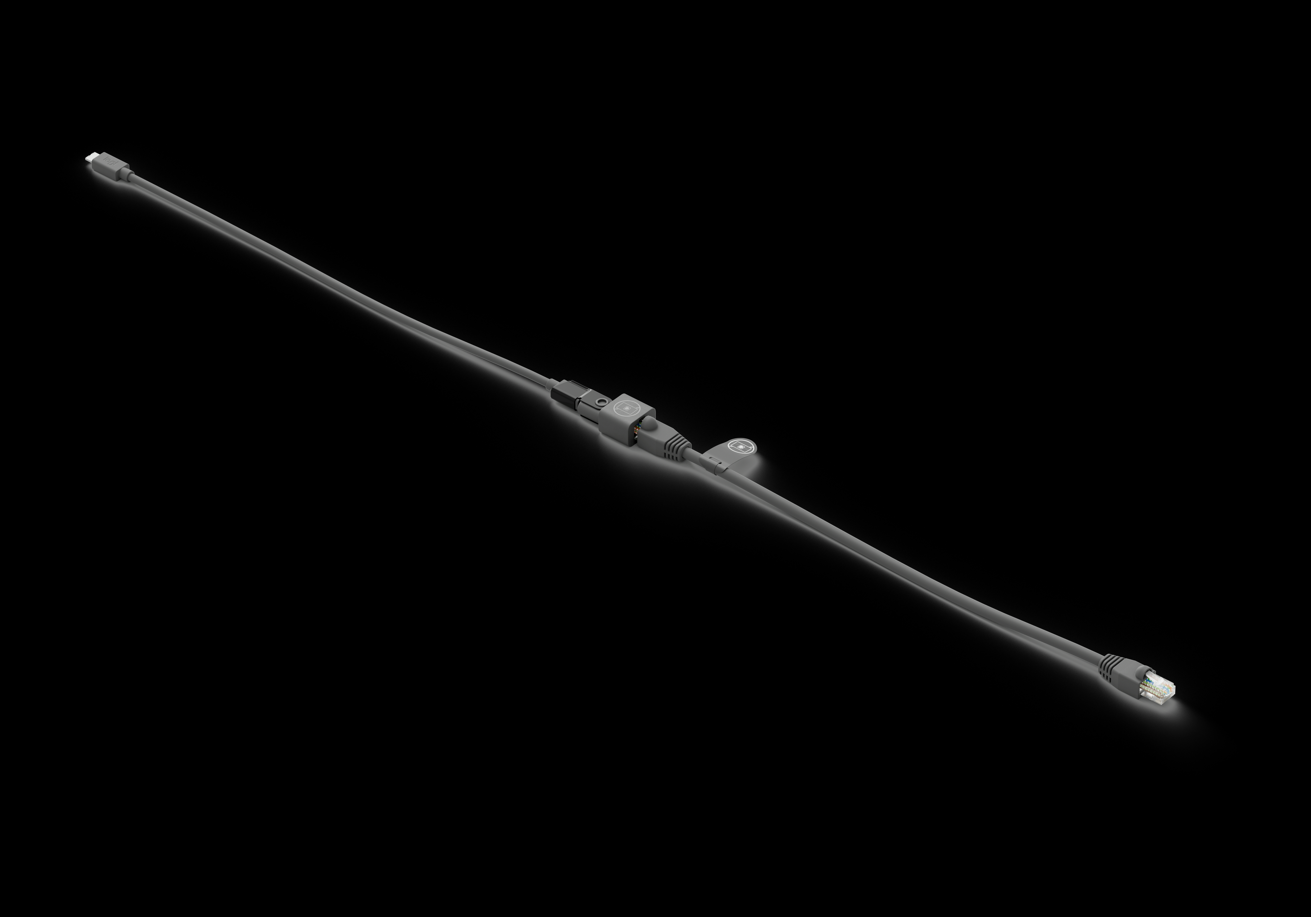 Ein graues Ethernet-Kabel erstreckt sich über einen schwarzen Hintergrund, mit Anschlüssen an beiden Enden und einer Anschlussdose.