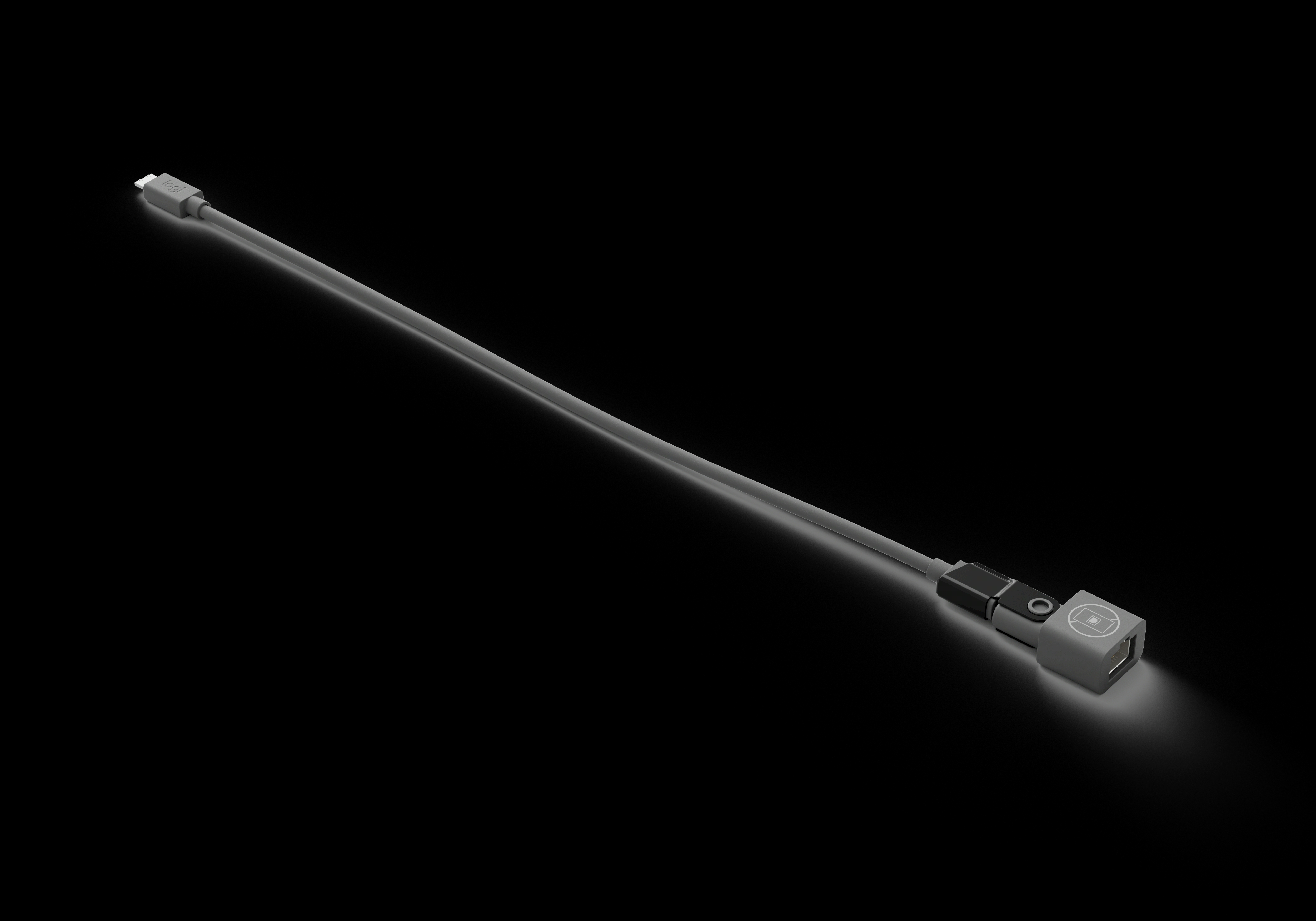 Ein graues Ladekabel mit USB-C-Anschluss und Ladeanschluss auf schwarzem Hintergrund.