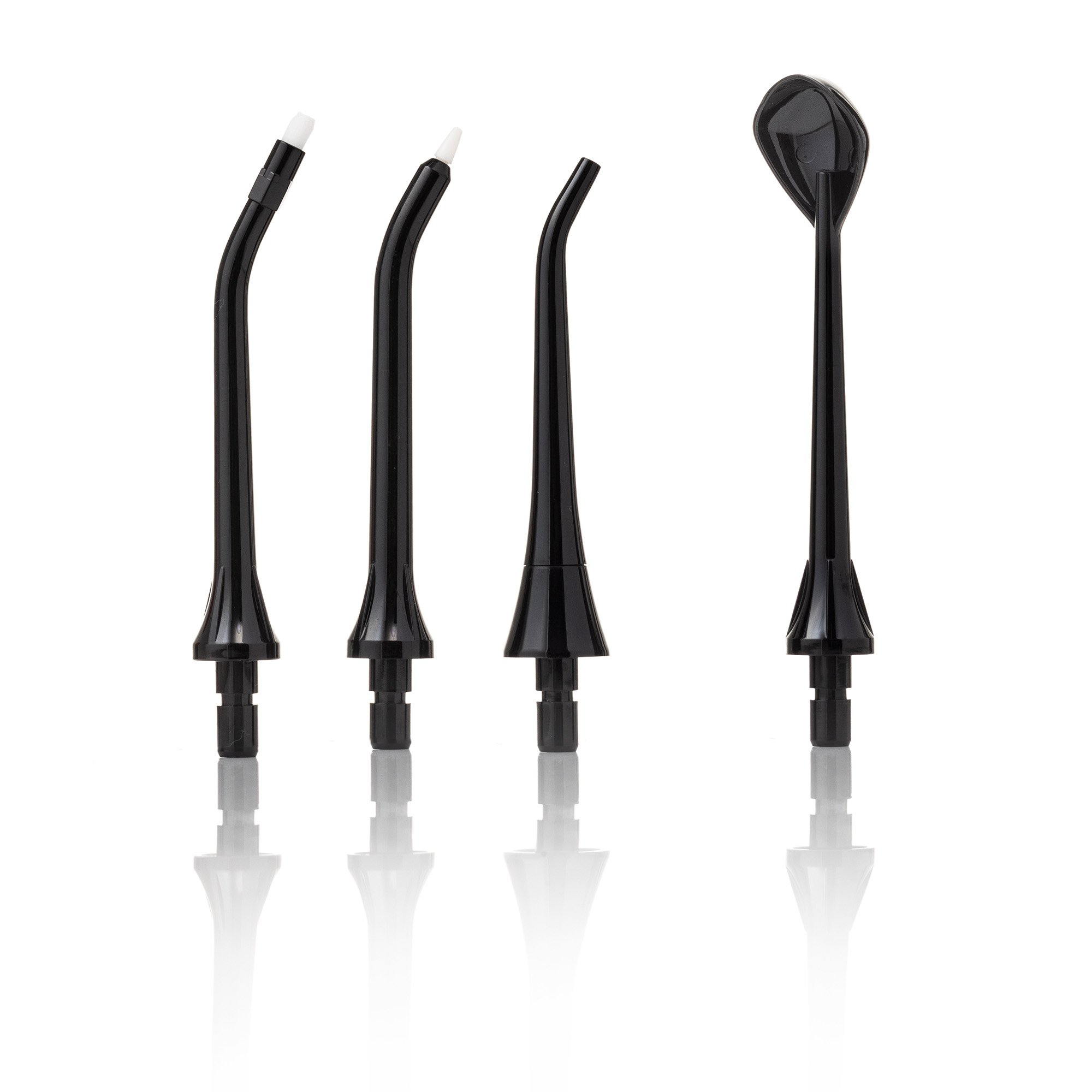 Cztery czarne końcówki do irygatora jamy ustnej na białej powierzchni. Każda ma inny kształt. Odbicia są widoczne poniżej.
