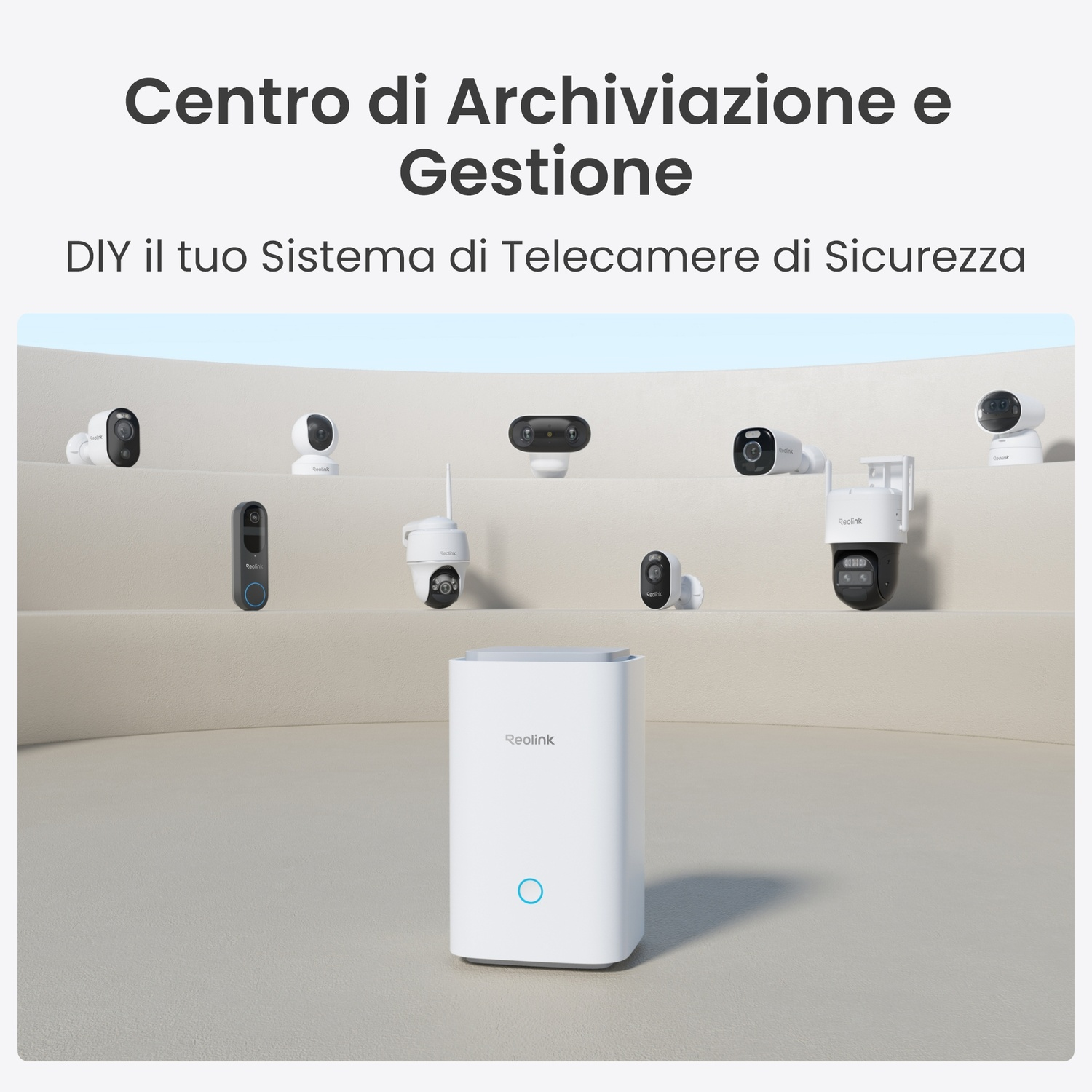 L'immagine mostra telecamere di sicurezza e una stazione base bianca. Il testo recita: Centro di Archiviazione e Gestione, DIY il tuo Sistema di Telecamere di Sicurezza.