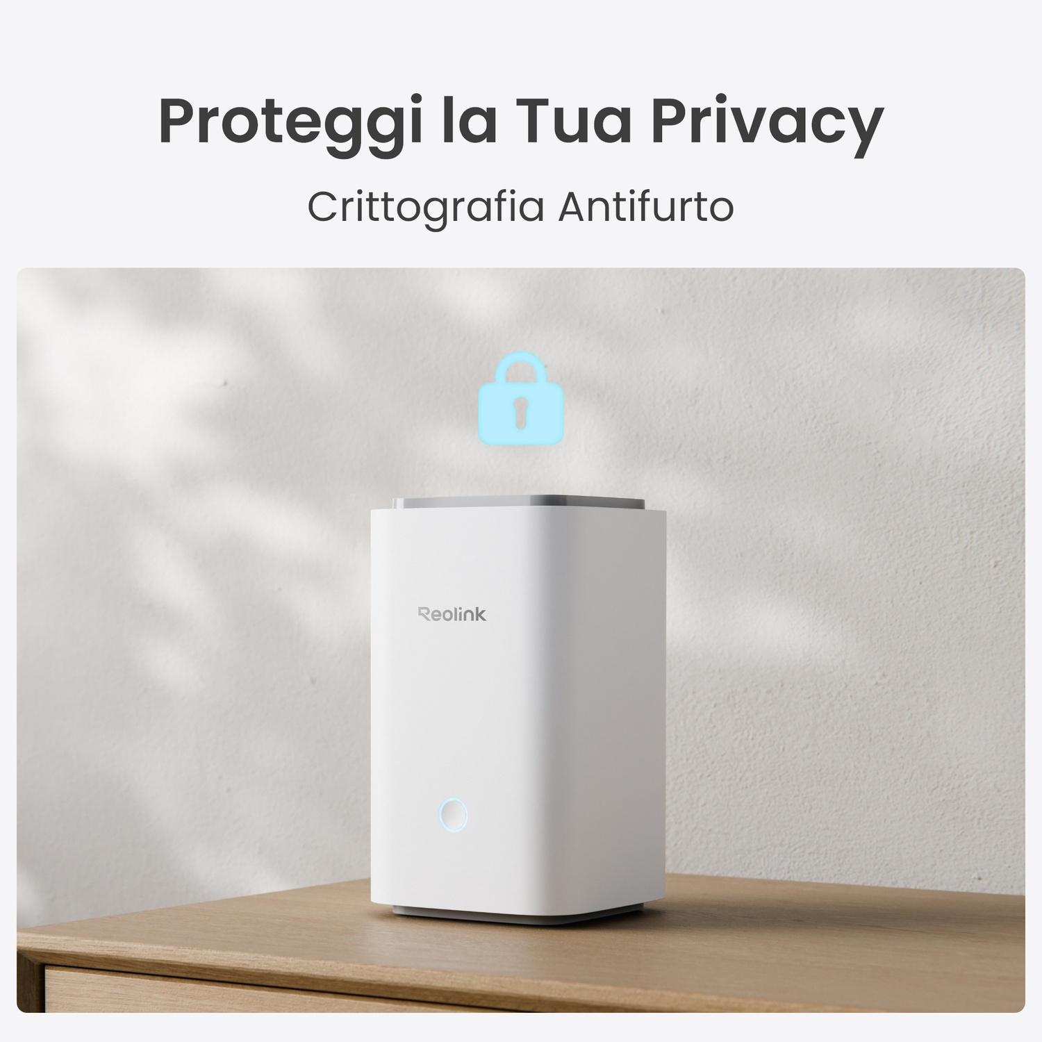 Un dispositivo Reolink bianco con una luce blu è su legno. Sopra, un'icona di lucchetto azzurro fluttua. Il testo recita 'Proteggi la tua privacy'.