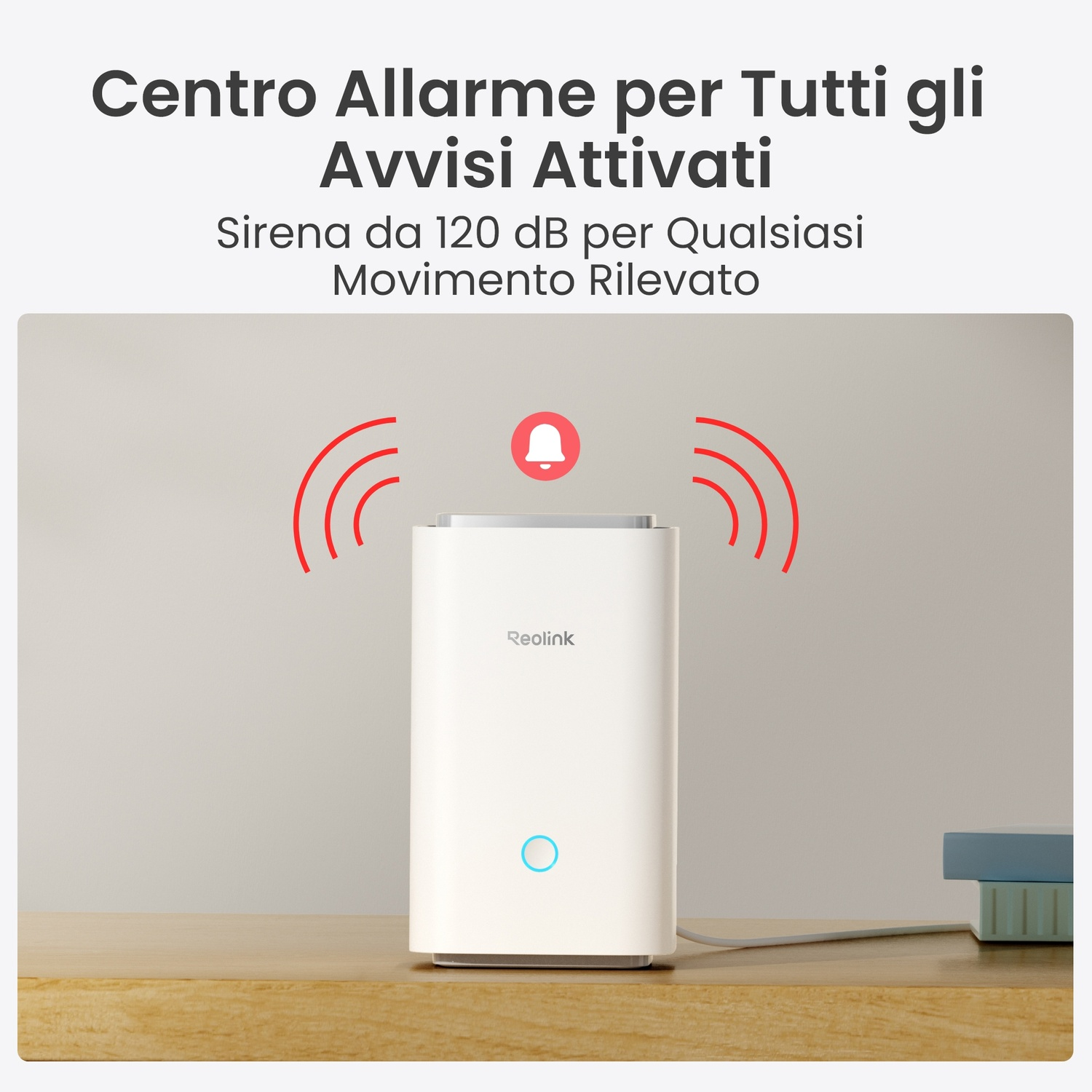 Dispositivo di allarme bianco con luce blu su legno. Onde sonore rosse e icona campana. Testo in italiano.