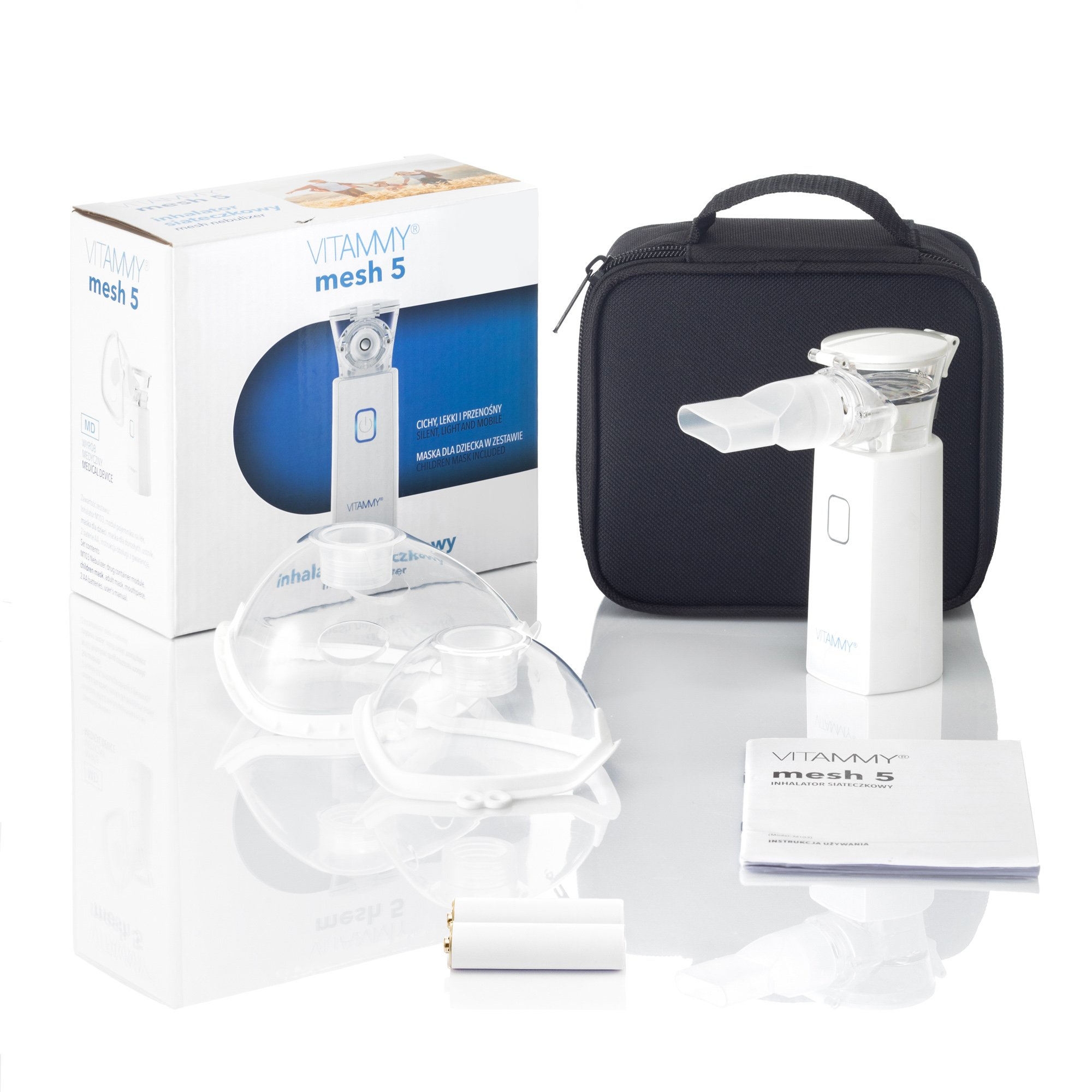 Biało-niebieskie pudełko z zestawem do nebulizacji. Zawiera czarną torbę, maski, baterie i instrukcję na białej powierzchni.