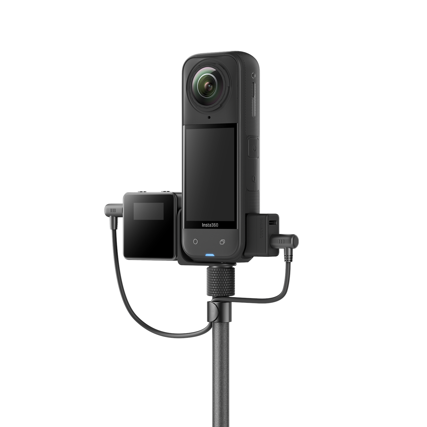 Une caméra Insta360 noire montée sur un monopode. Elle possède un écran et un petit appareil carré fixé. Fond blanc.