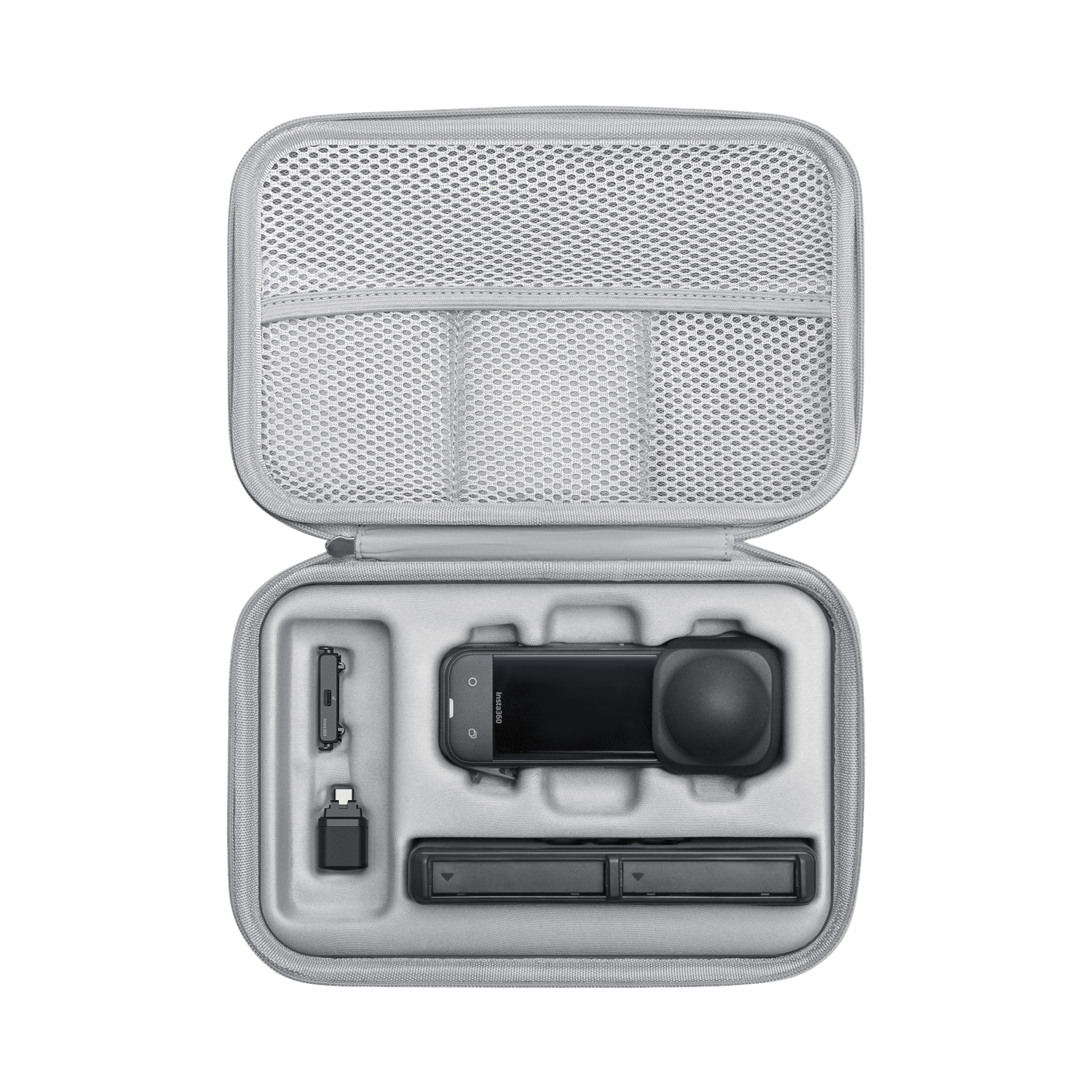 Een grijze koffer met een camera en accessoires. De koffer is open en toont de camera, een oplader en andere kleine items.