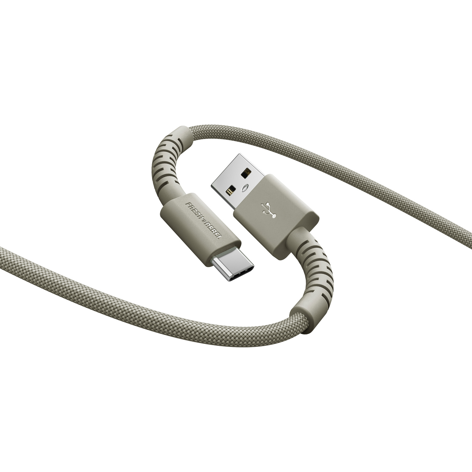 Un câble de charge USB-C vers USB-A beige est montré sur fond blanc. Le câble est courbé. L'extrémité USB-C porte le nom de la marque.