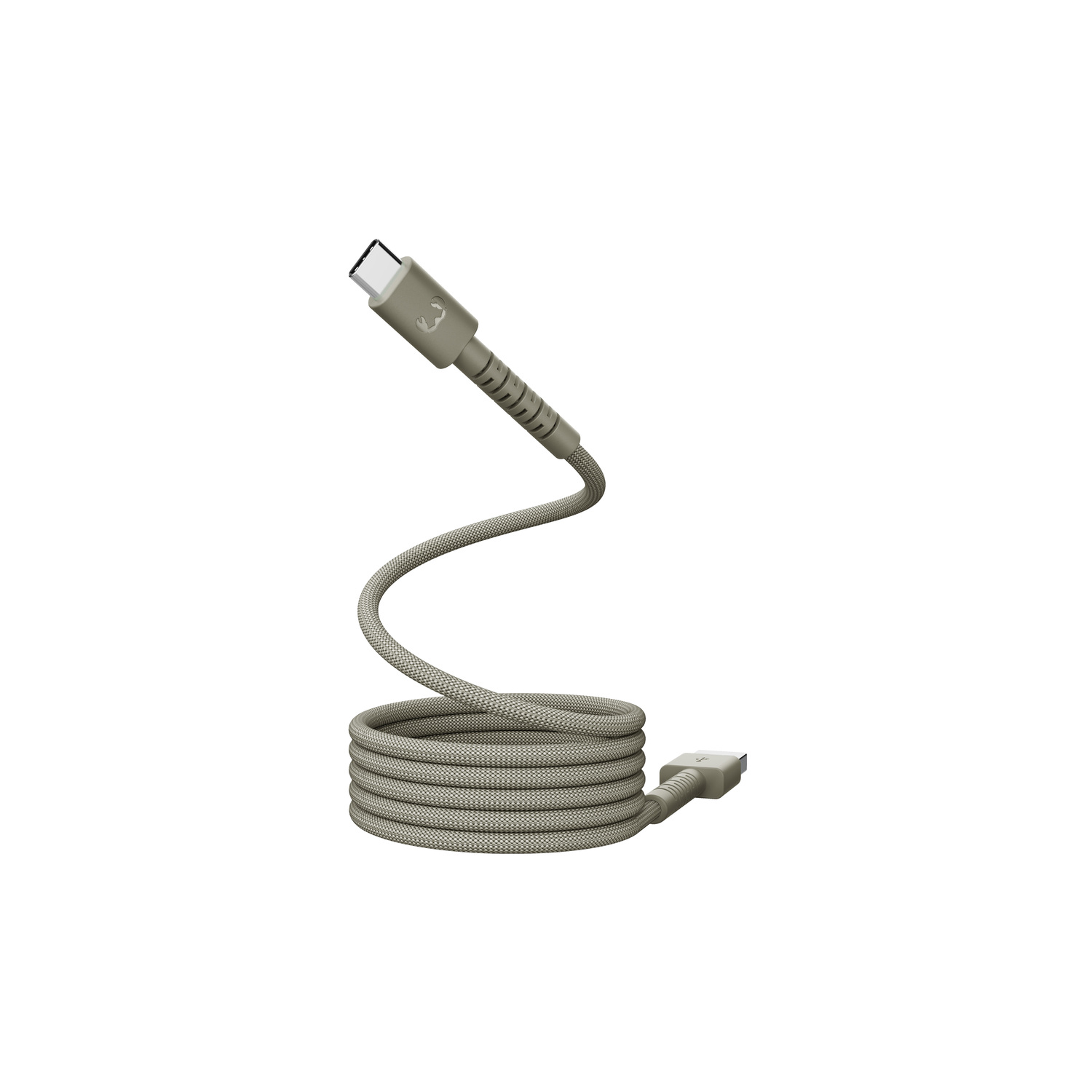 Un câble USB-C gris avec une texture tissée est enroulé. Une extrémité est branchée, l'autre est visible. Isolé sur fond blanc.