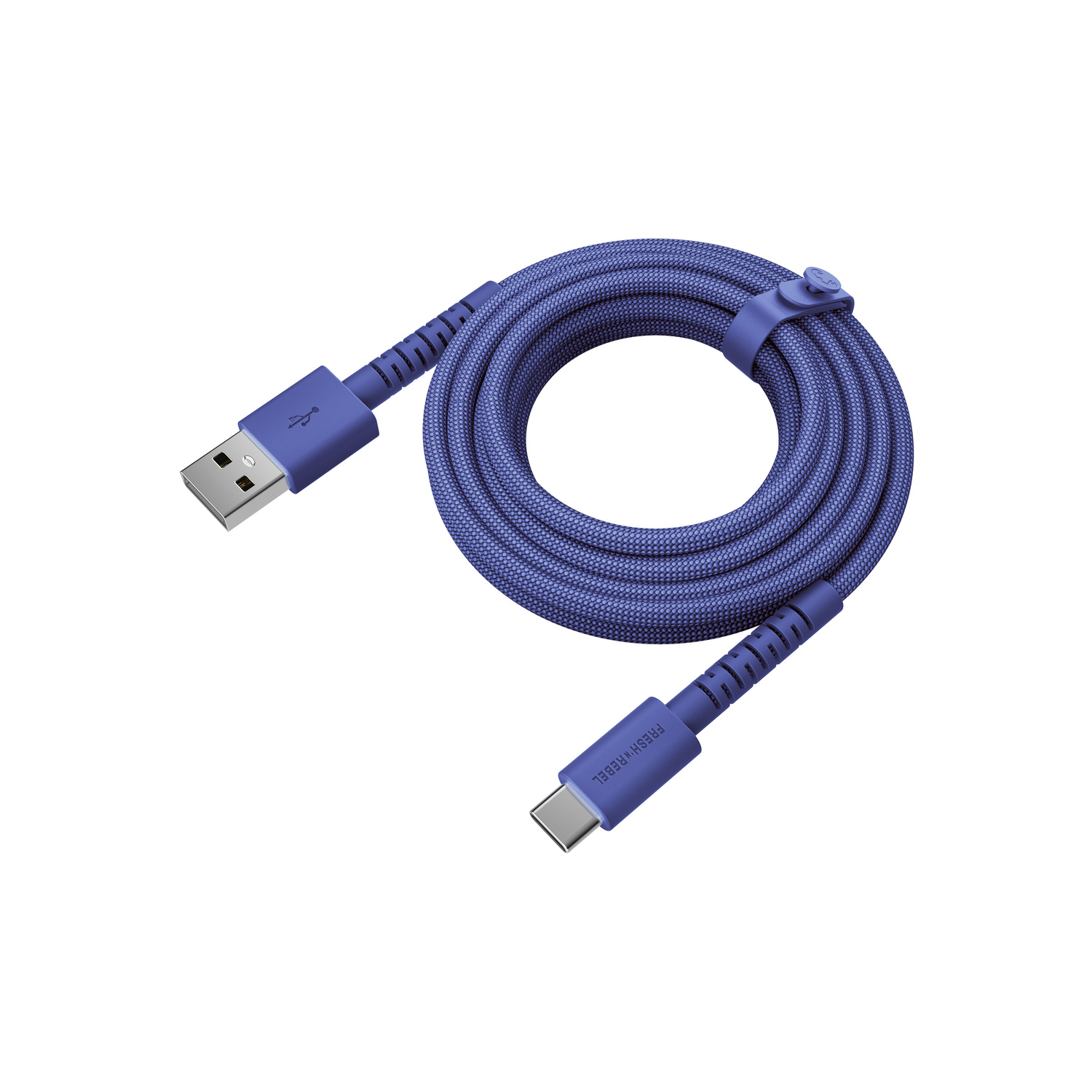 Un câble USB-C bleu enroulé sur fond blanc. Il possède un connecteur USB-A, un connecteur USB-C et une texture semblable à du tissu.