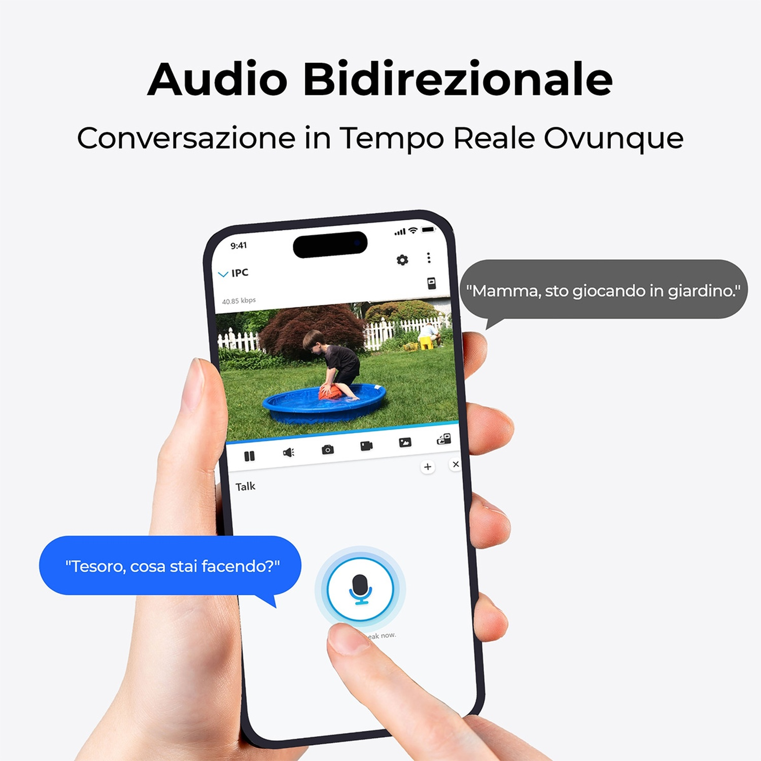 Una mano tiene un telefono che mostra un bambino che gioca in piscina. Fumetti in italiano: "Tesoro, cosa stai facendo?" e "Mamma, sto giocando in giardino."