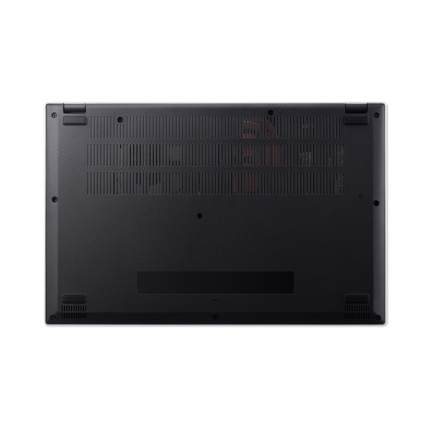 Onderkant van een zwarte laptop. Voorzien van ventilatieopeningen, schroeven en rubberen voetjes op een getextureerd oppervlak.