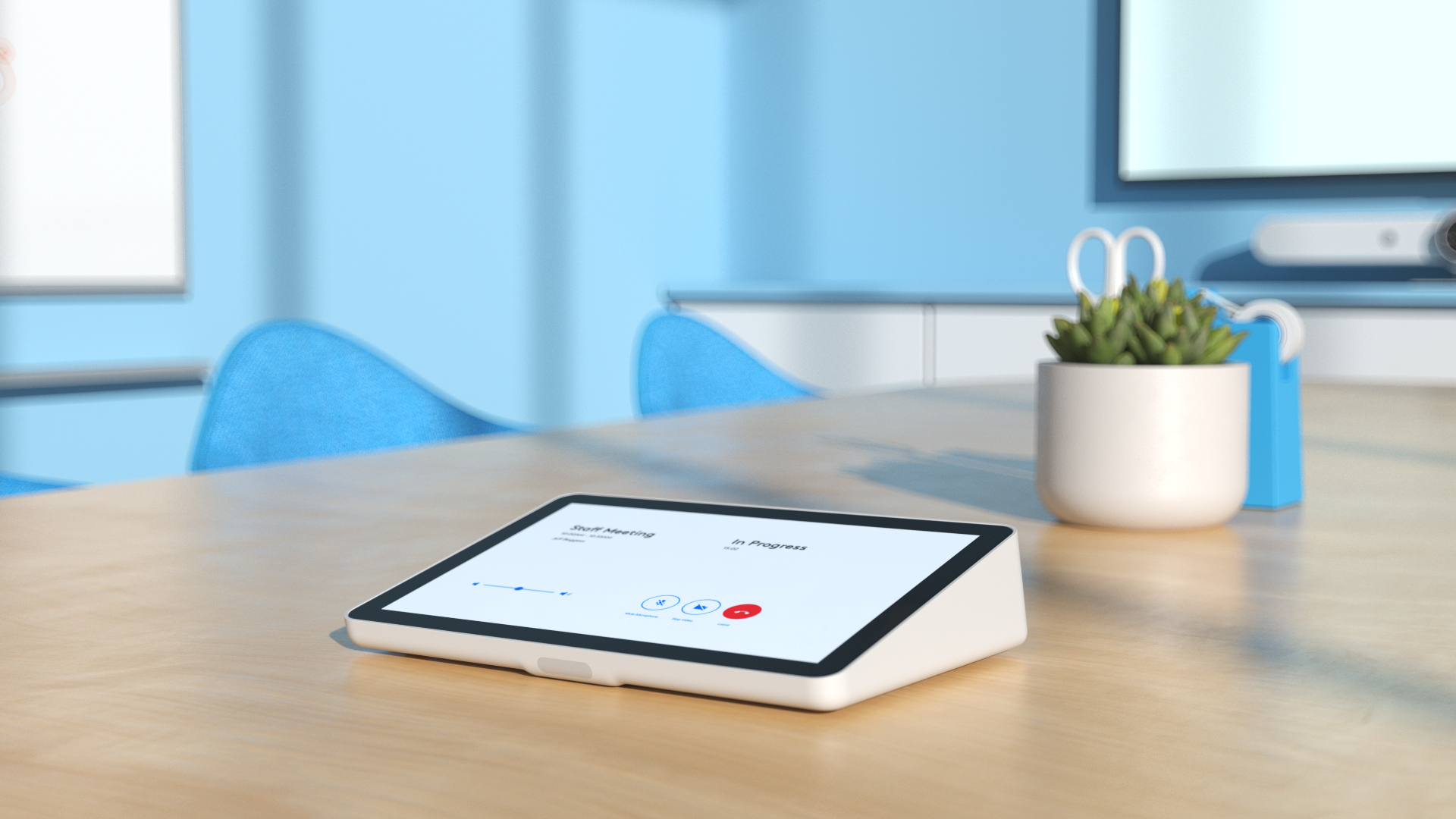 Ein Tablet auf einem Holztisch zeigt eine laufende Besprechung. Eine kleine Pflanze, eine Schere und ein blaues Etikett sind im Hintergrund.