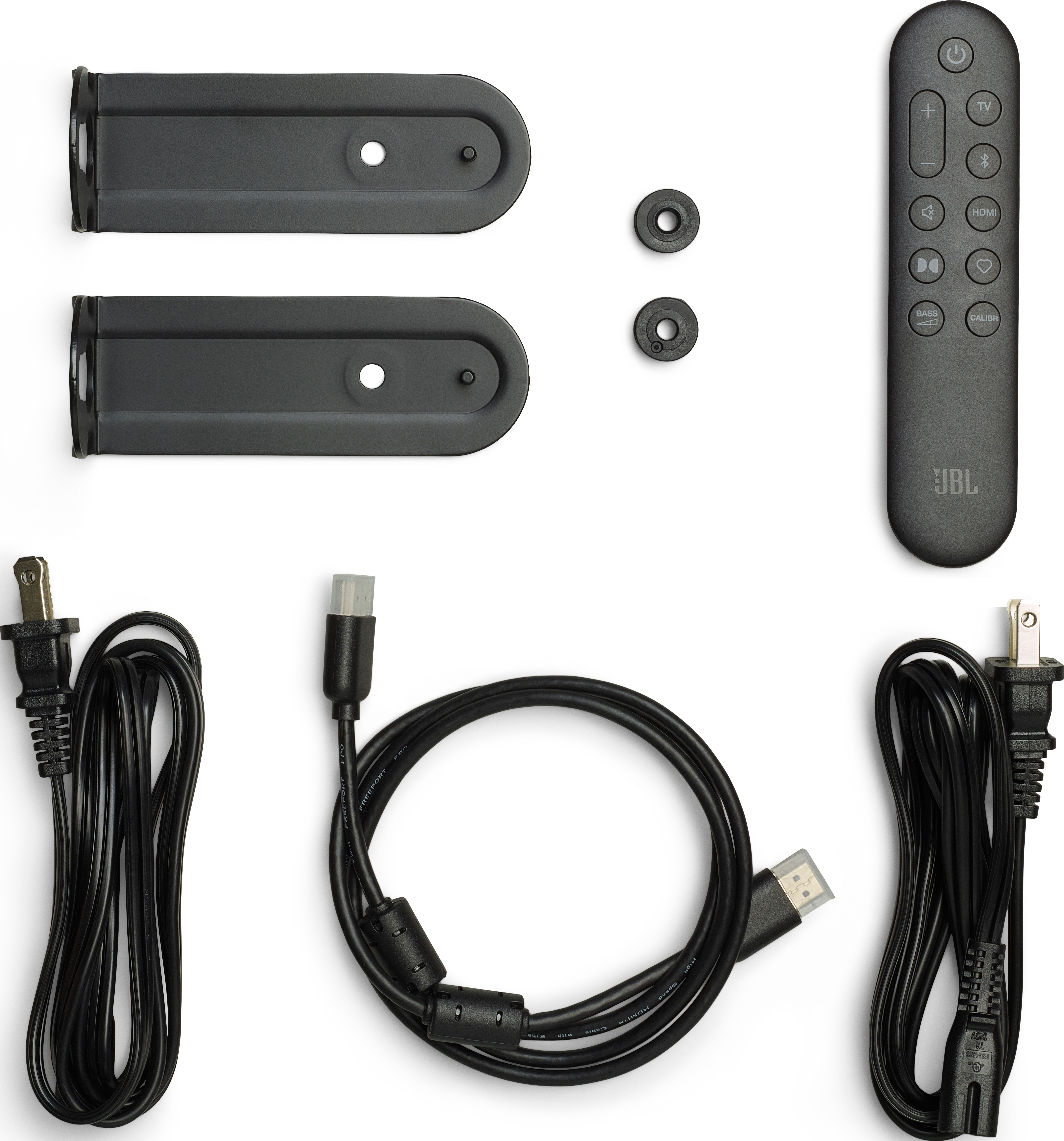 Ein schwarzes Soundbar-Kit mit Halterungen, Fernbedienung, zwei Netzkabeln, einem HDMI-Kabel und zwei kleinen runden Teilen auf weißem Hintergrund.