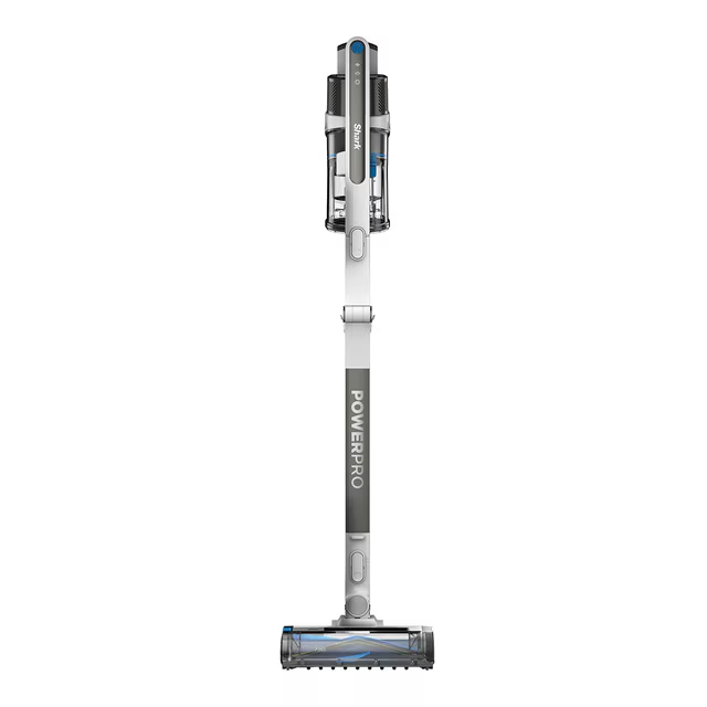 Una aspiradora Shark Power Pro blanca y gris está de pie. La aspiradora tiene un mango largo y un cabezal de cepillo motorizado.