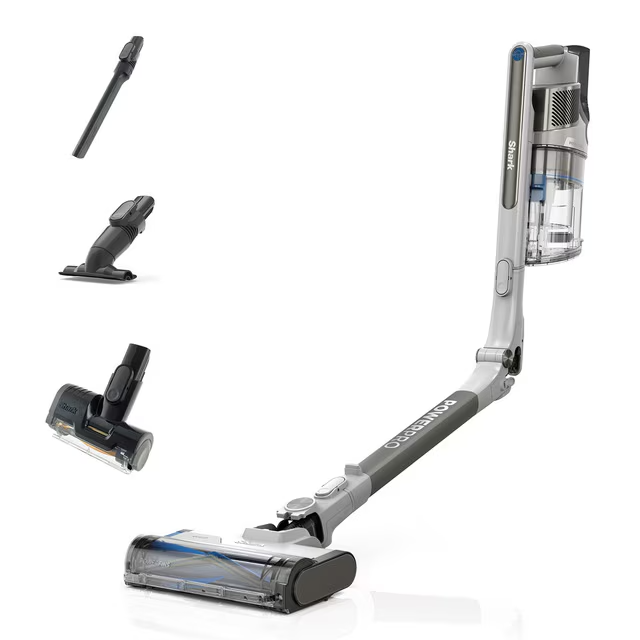 Una aspiradora Shark POWER PRO con tres accesorios. Es gris y negro. La aspiradora está sobre un fondo blanco.