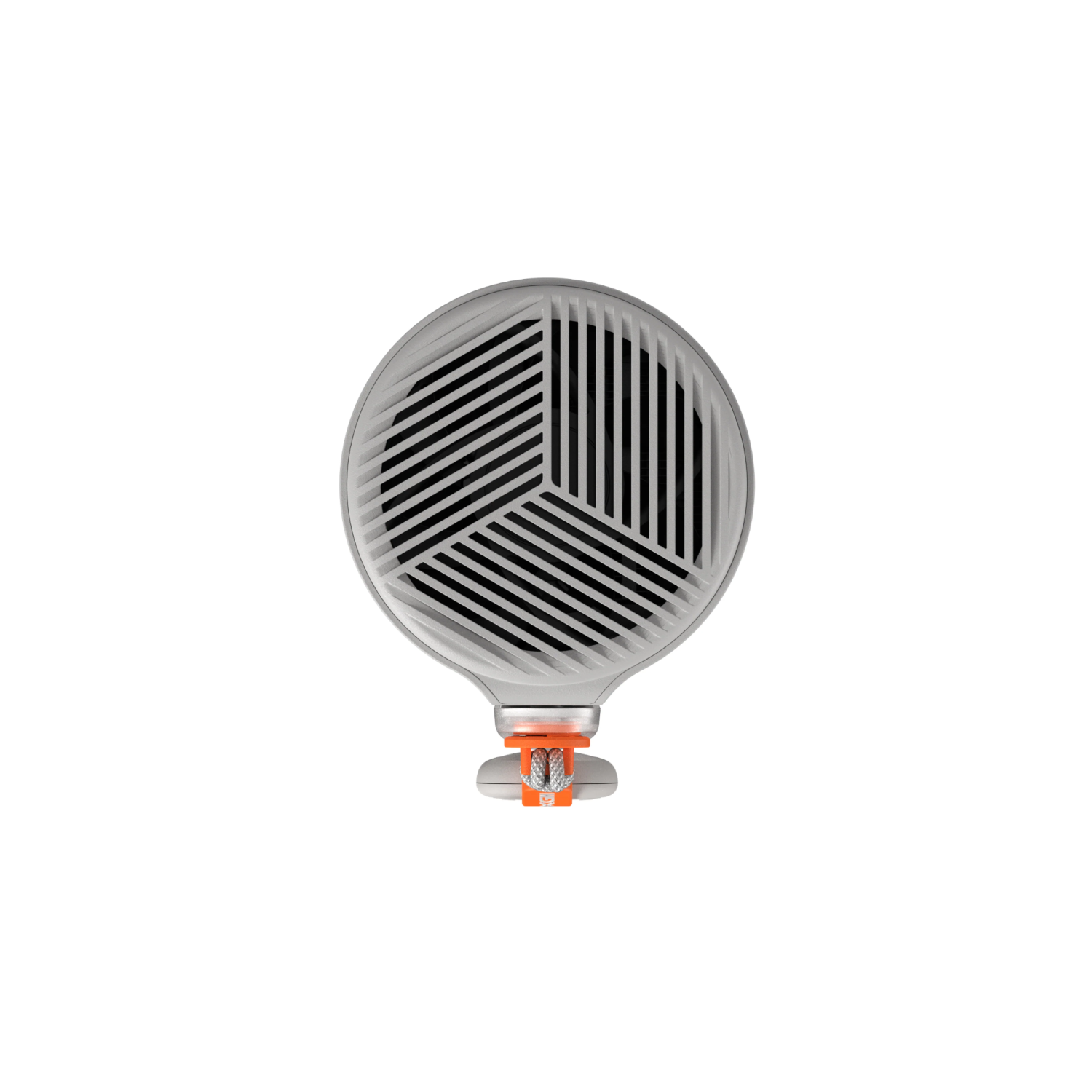Un ventilador circular con detalles grises y negros. Tiene un fondo blanco, con un clip naranja y una cuerda gris.