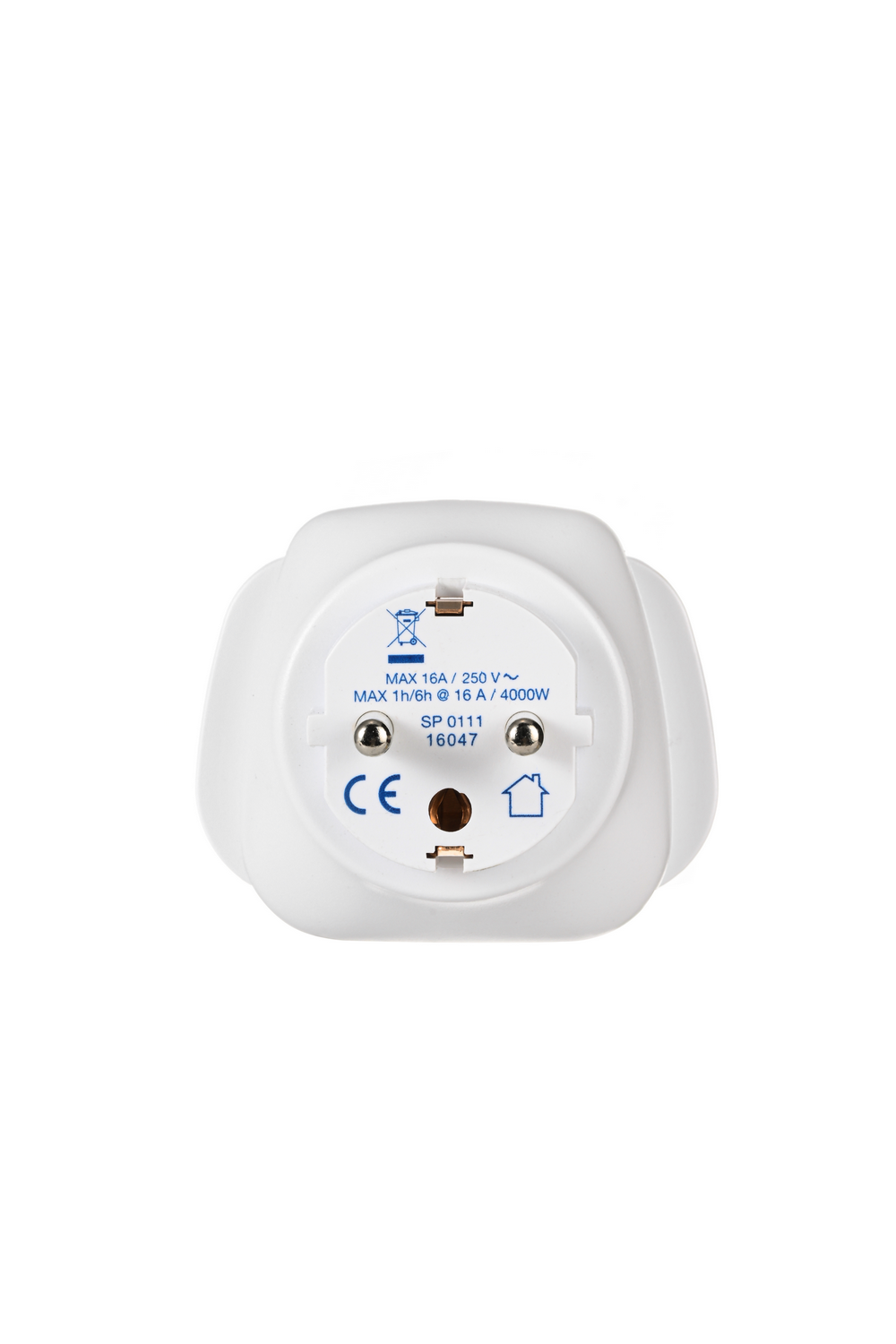 Adaptador eléctrico blanco con dos agujeros, un pasador de tierra y texto con información de voltaje y amperaje, aislado sobre blanco.