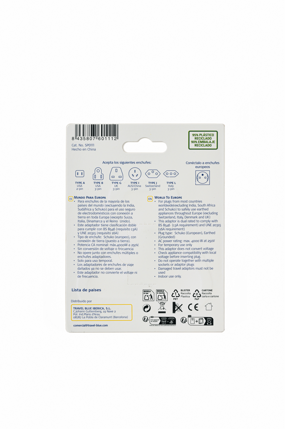 Empaque blanco de adaptador con ilustraciones de tipos de enchufes, símbolos de reciclaje y texto en inglés y español.