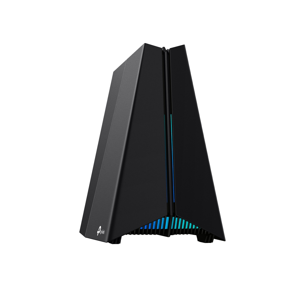 Una caja de computadora negra con diseño triangular, con luces azules y verdes en la parte inferior y un logotipo lateral.