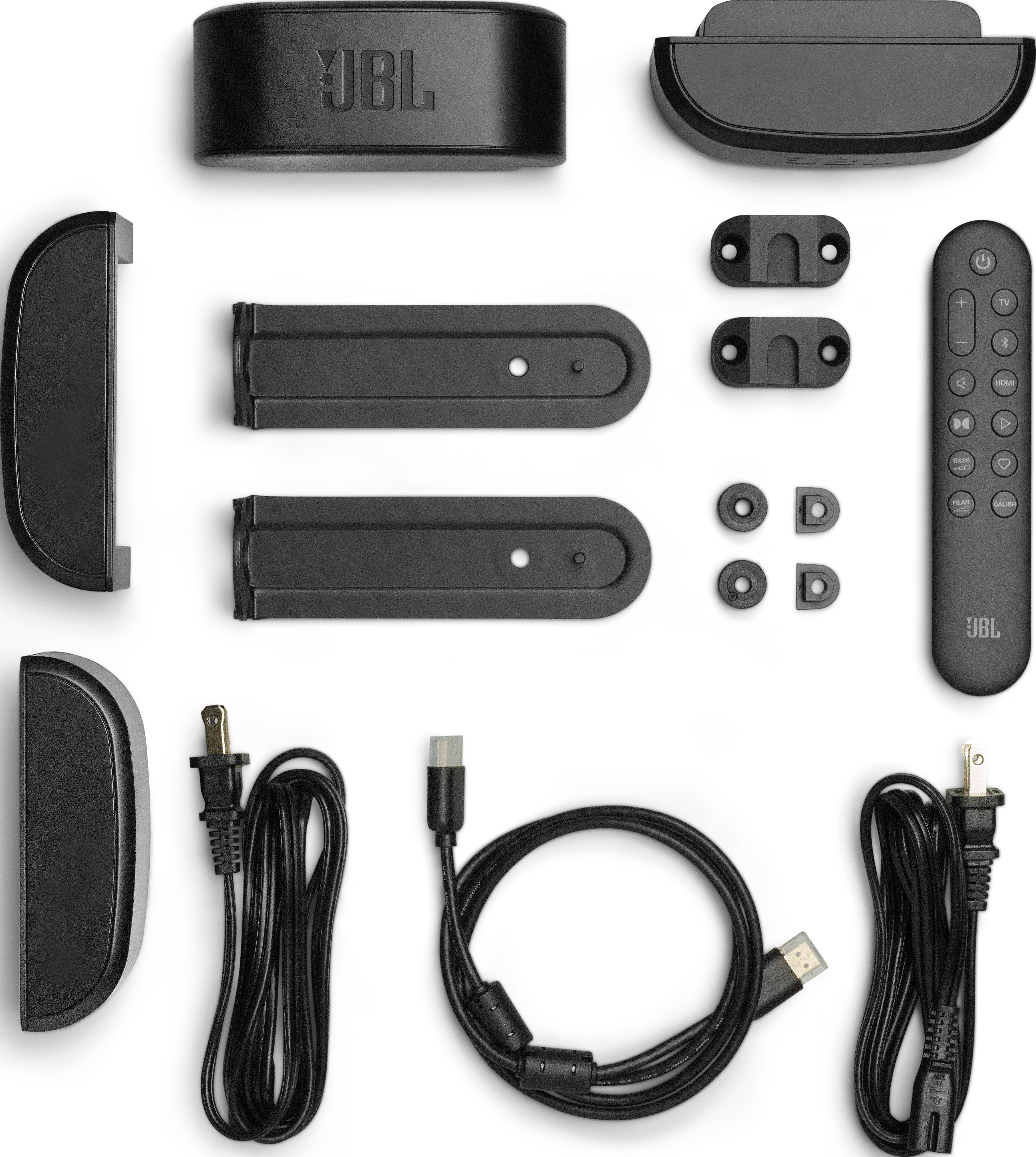 Schwarze JBL Soundbar-Komponenten. Enthält Soundbar, Fernbedienung, Kabel, Halterungen und verschiedene Kleinteile auf weißem Hintergrund.