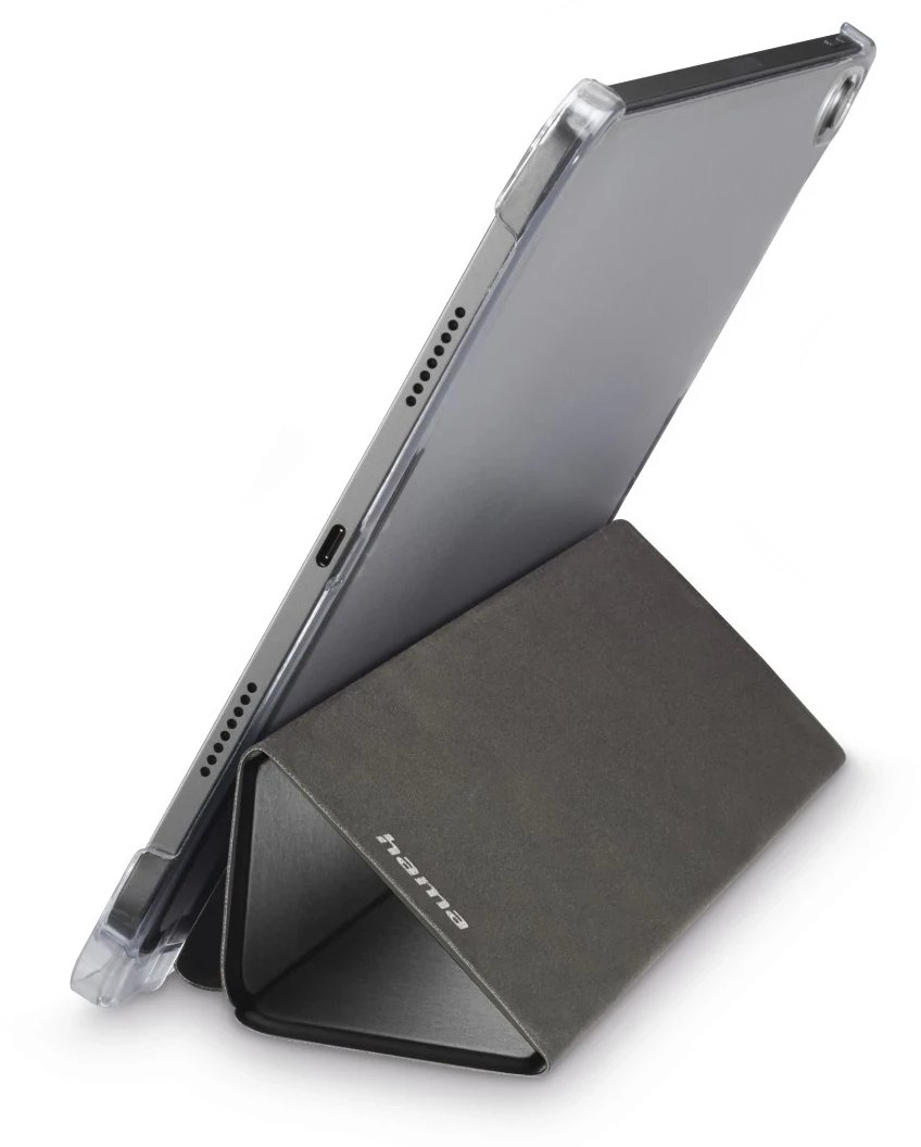 Tablet podparty szarym etui. Tablet jest srebrny z przezroczystym etui ochronnym. Na etui znajduje się marka 'hama'.