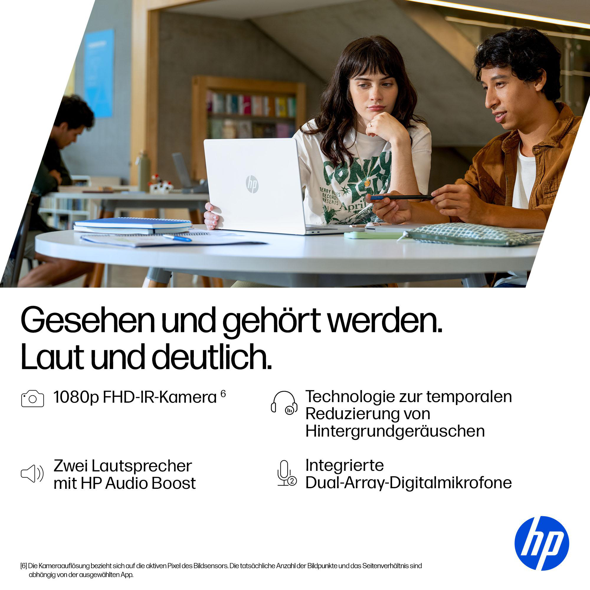 Zwei Personen an einem Tisch mit einem Laptop. Eine Frau berührt ihr Kinn. Ein Mann hält einen Stift.