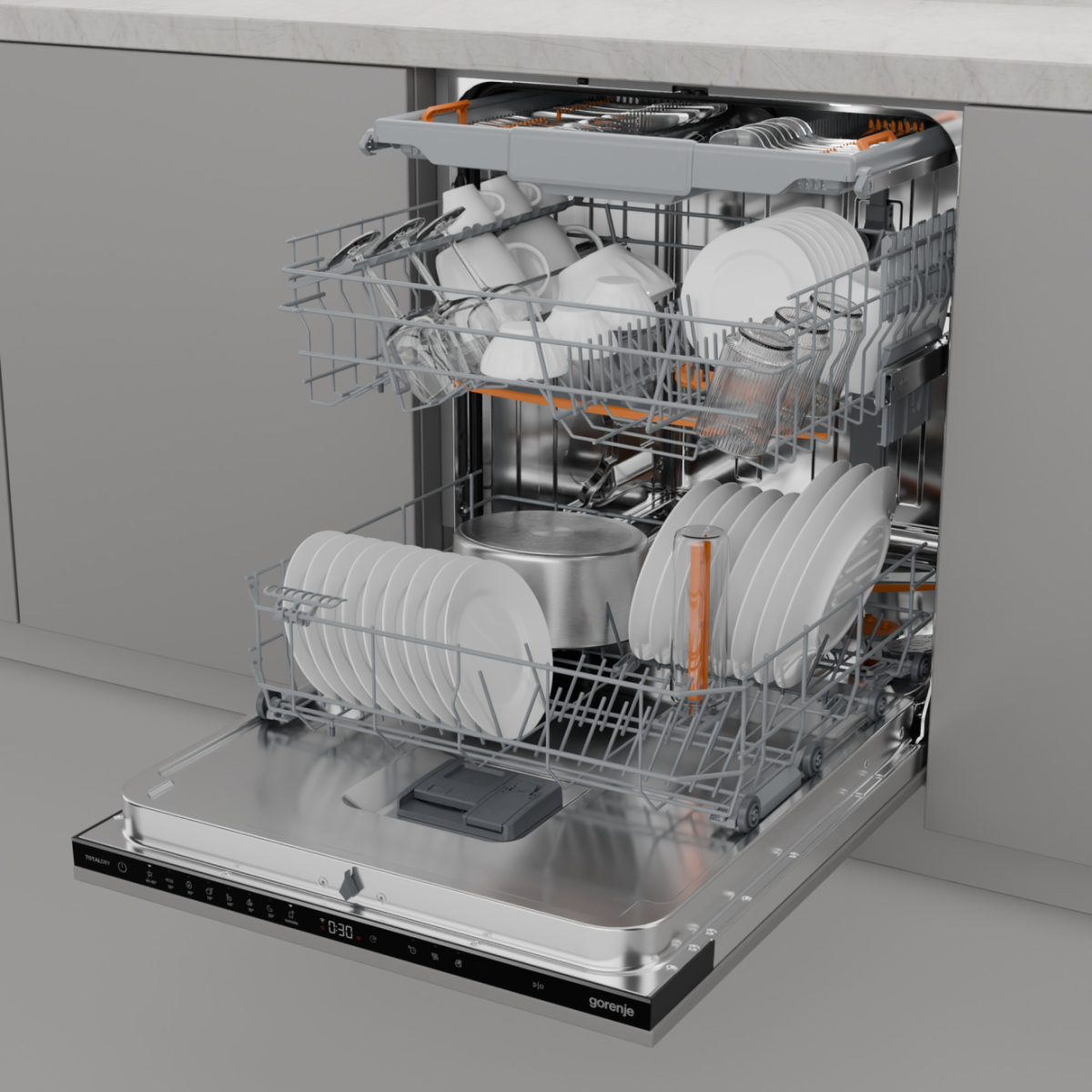 Otwarta zmywarka wypełniona naczyniami, talerzami, kubkami i szklankami. Widoczny jest również garnek ze stali nierdzewnej.