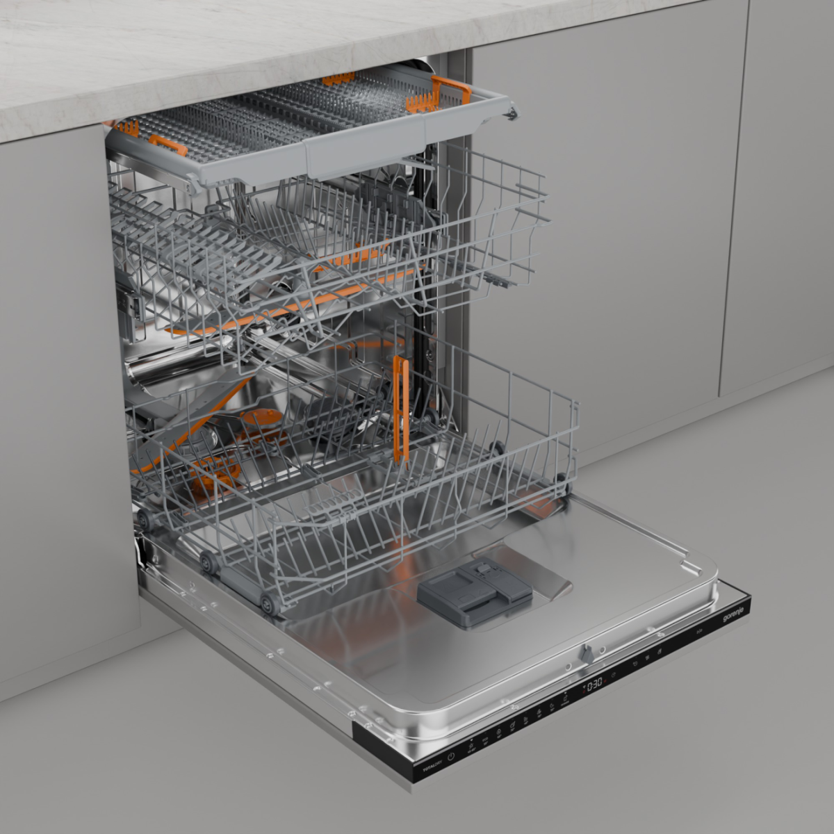 Otwarta zmywarka pokazuje wiele drucianych koszy z pomarańczowymi akcentami. Drzwi są opuszczone, odsłaniając panel sterowania.