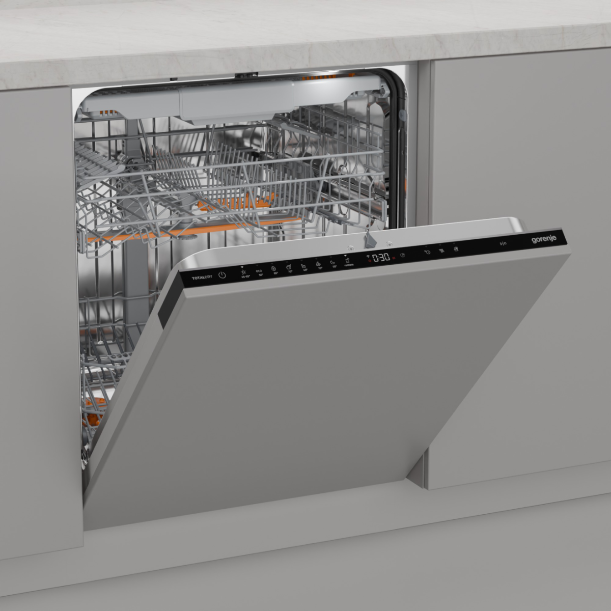 Szara zmywarka z otwartymi drzwiami, ukazująca wewnętrzne kosze. Panel sterowania jest widoczny z różnymi ikonami i marką 'Gorenje'.
