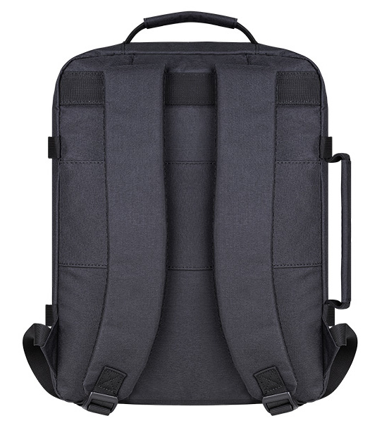 Czarny plecak, z dwoma paskami na ramiona, górnym uchwytem i bocznym uchwytem. Widoczne klamry i wyściełane oparcie.