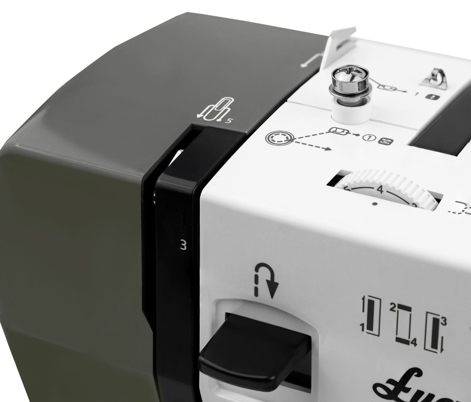 Zbliżenie maszyny do szycia. Dominują kolory szary i biały. Zawiera szpulkę nici, pokrętło sterowania i różne wskaźniki ustawień.