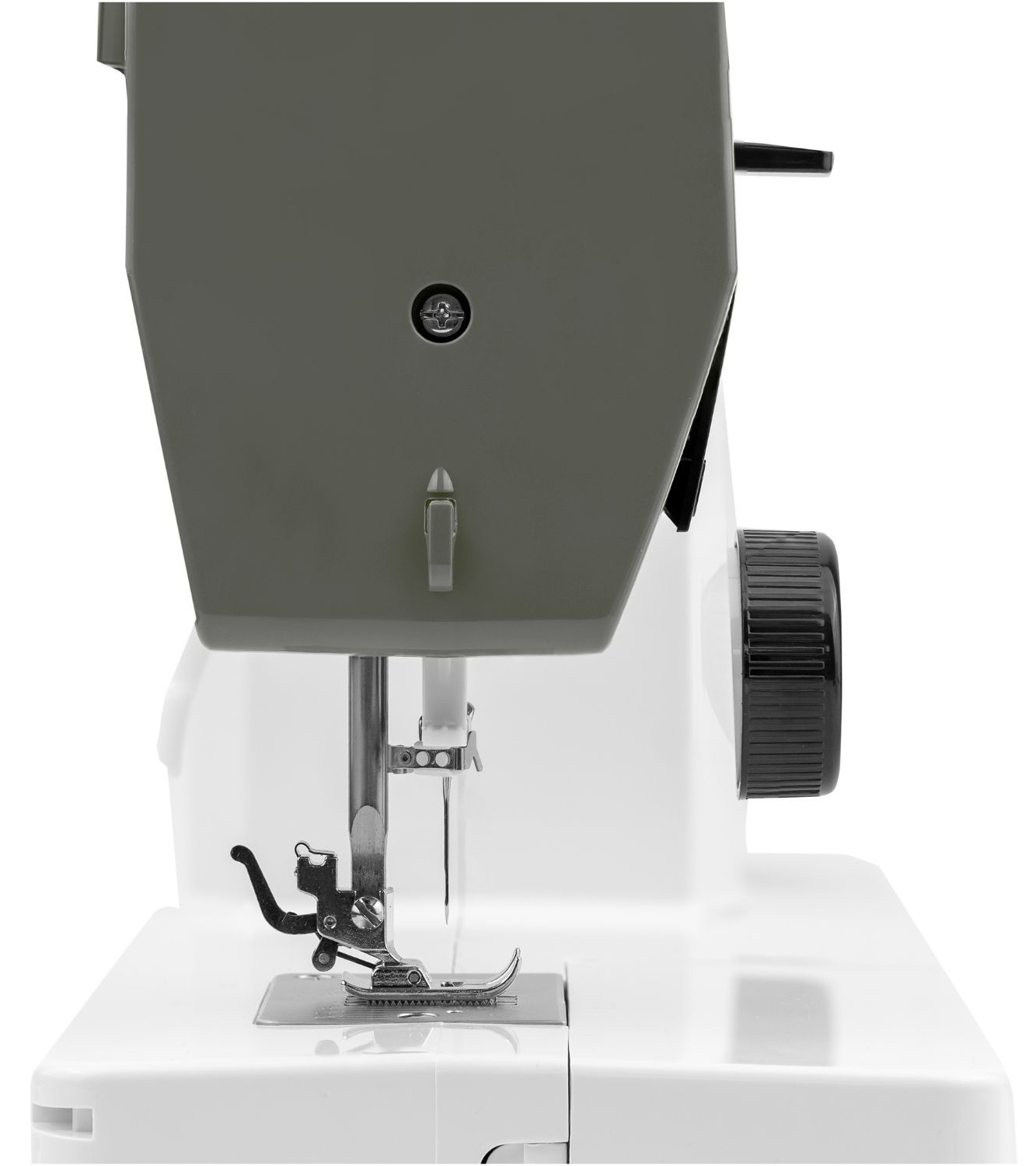 Biała maszyna do szycia z szarą górą. Ma czarne pokrętło i igłę. Maszyna stoi na białej powierzchni.